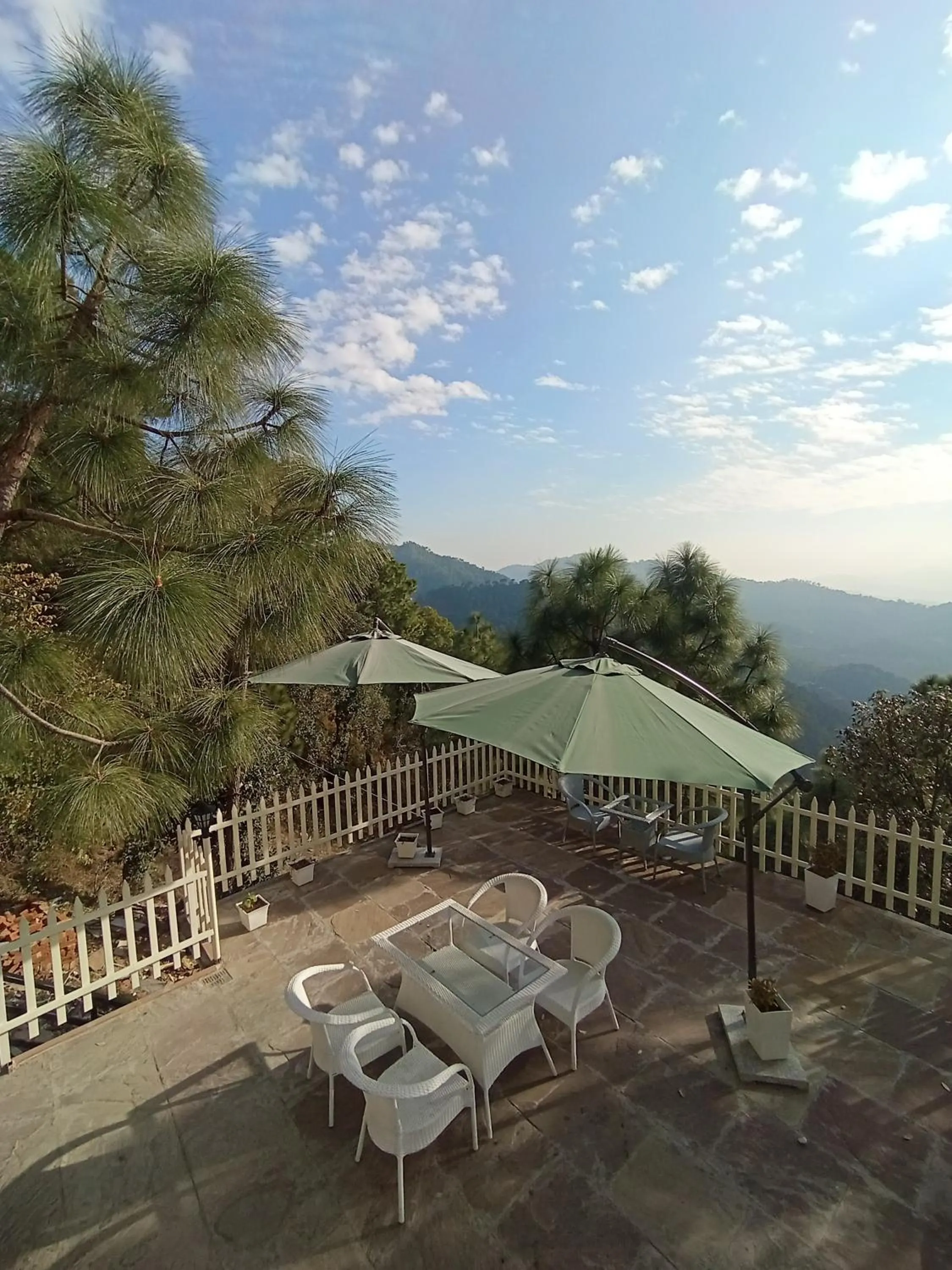 Restaurant/places to eat in Koro Treehouse Resort Luxury Wooden Cottages and Villas with Private Pool