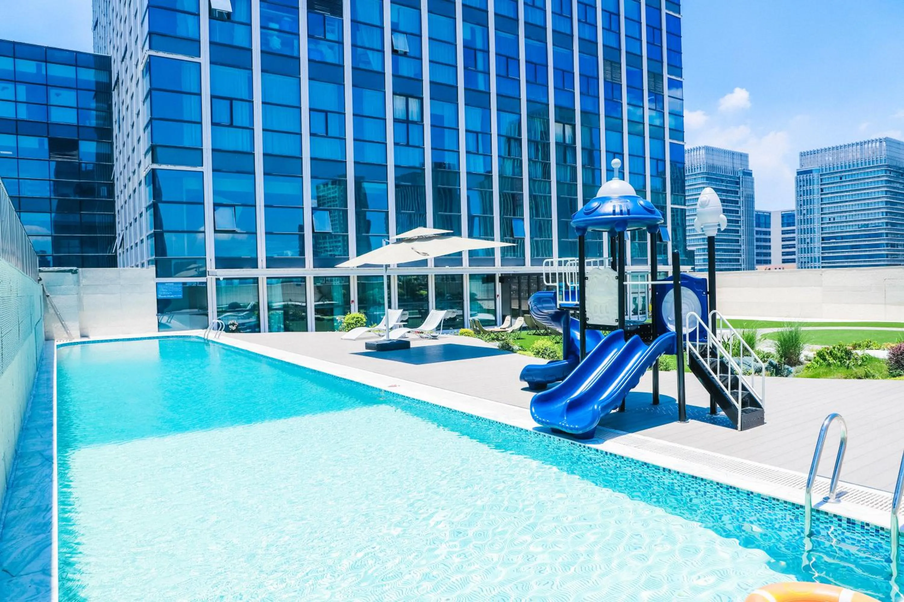 Swimming pool in Four Points by Sheraton Huzhou