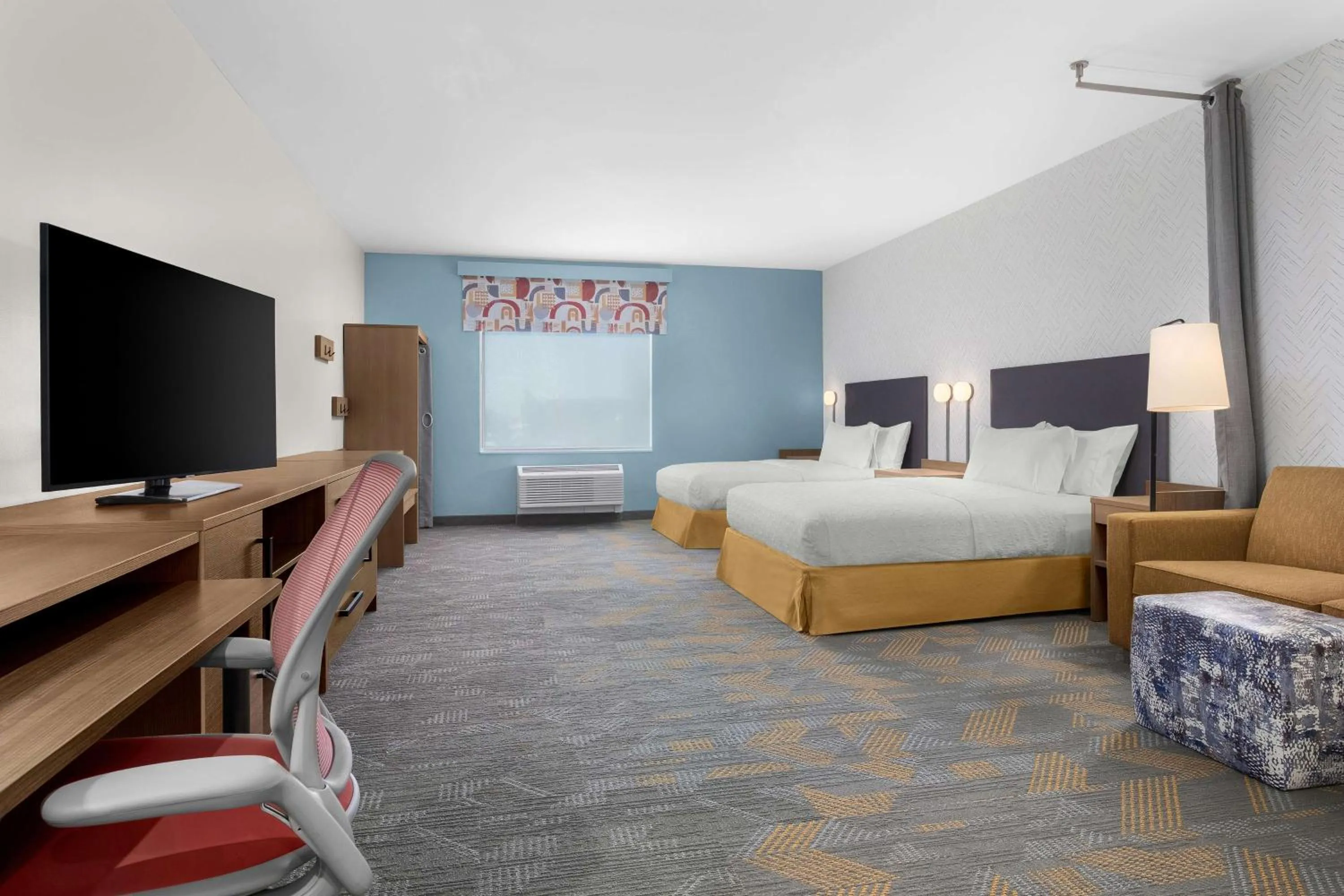 Living room, Bed in Home2 Suites By Hilton Eureka