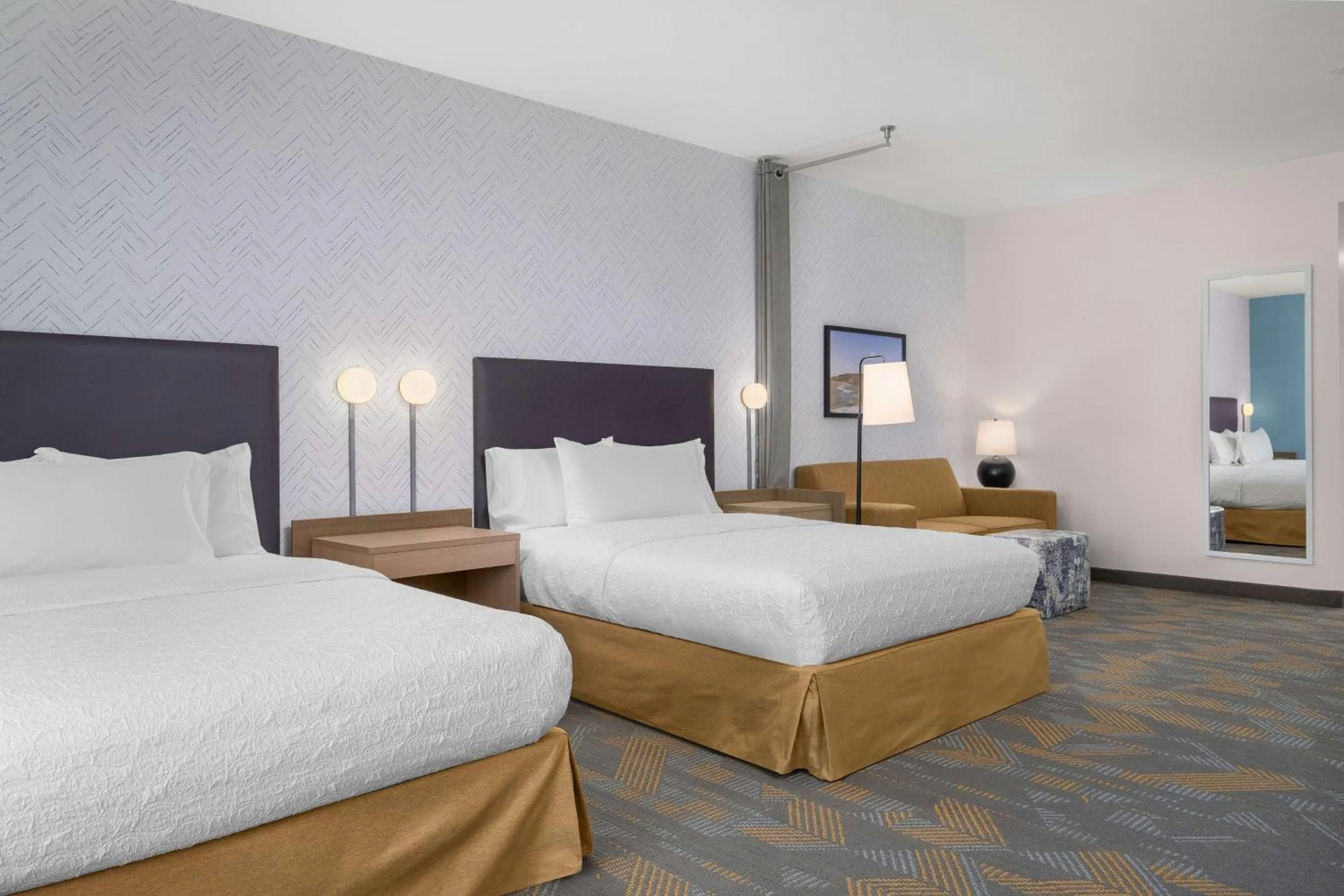 Living room, Bed in Home2 Suites By Hilton Eureka