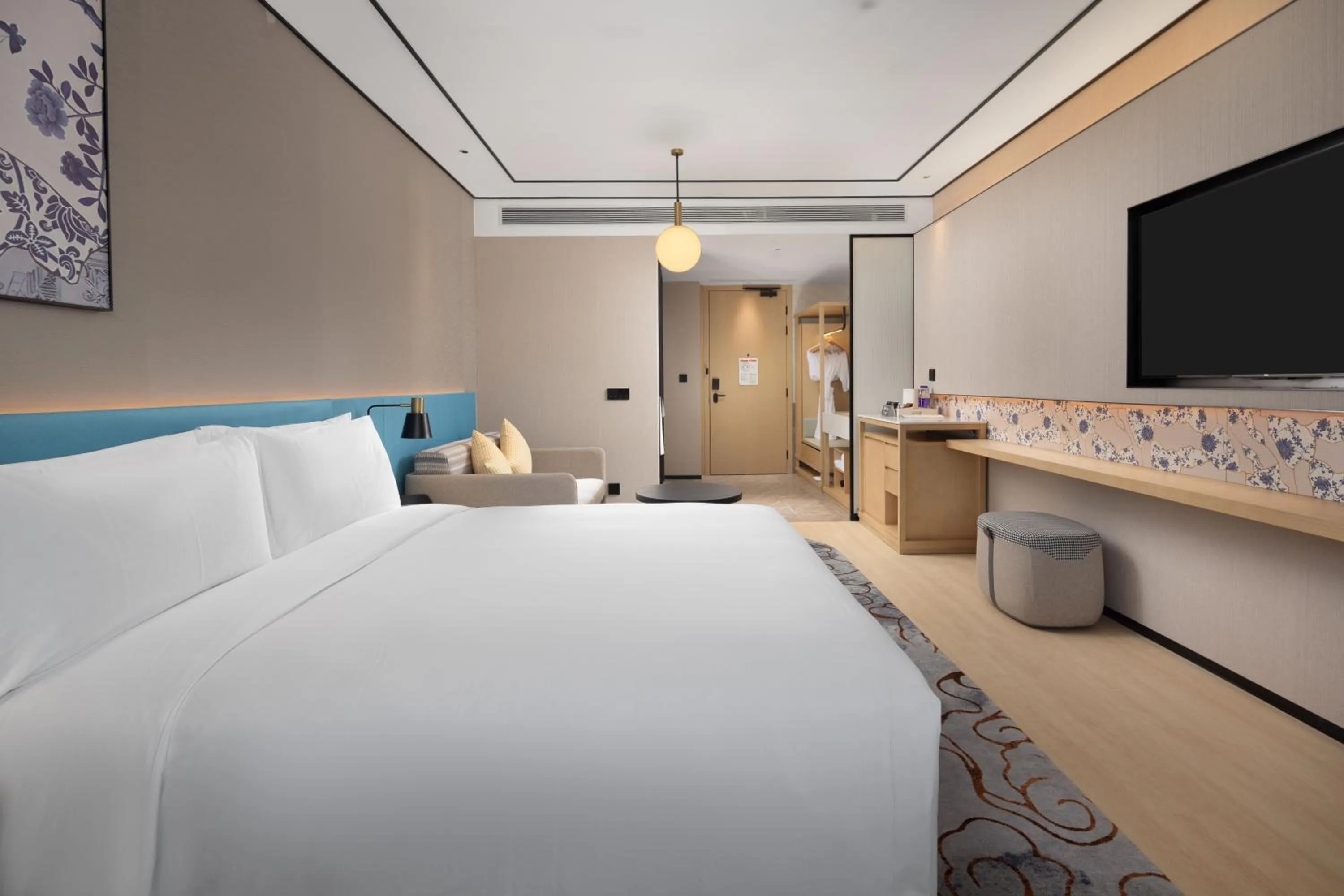 Photo of the whole room, Bed in Hilton Garden Inn Jingdezhen Taoyuan Valley