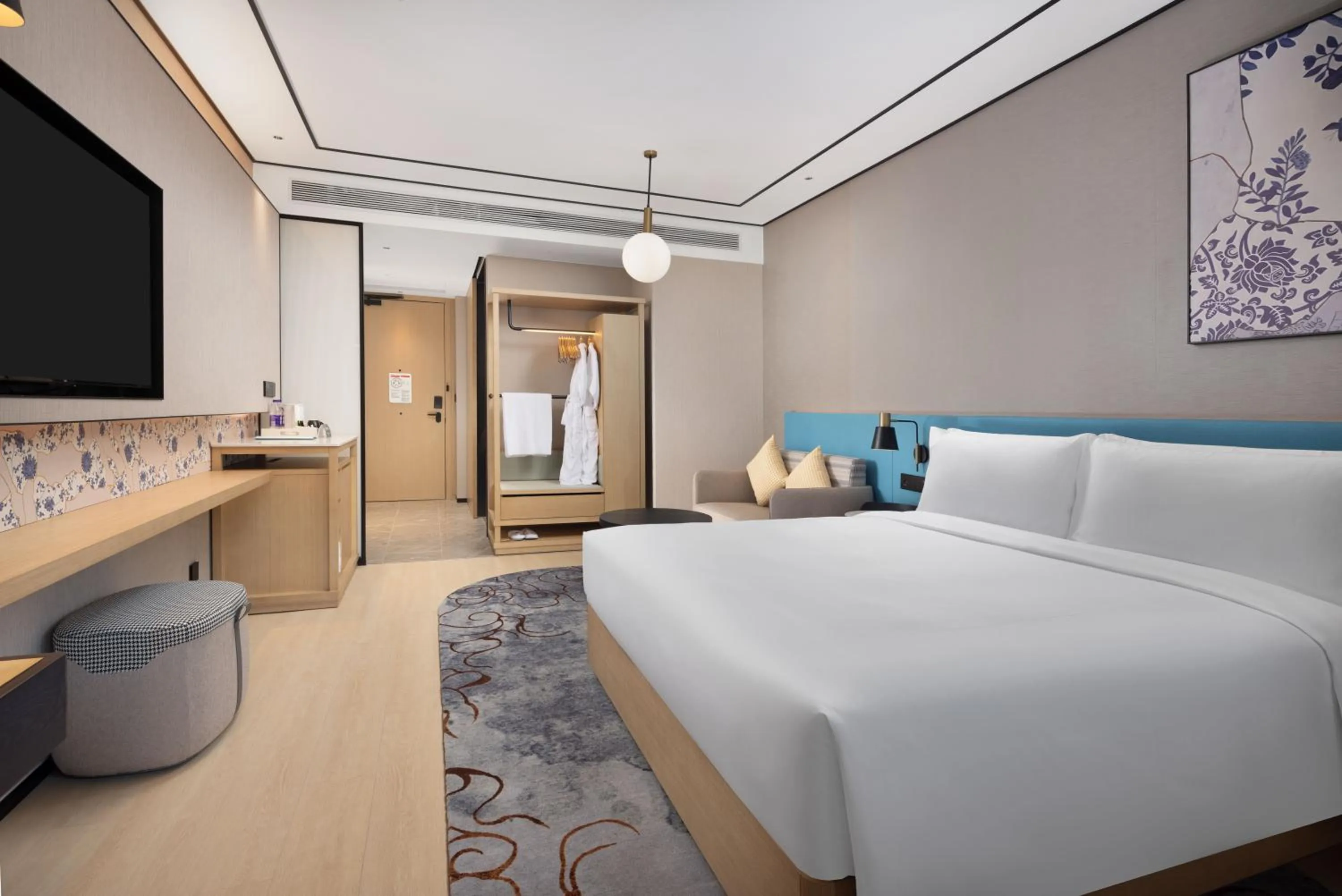 Photo of the whole room, Bed in Hilton Garden Inn Jingdezhen Taoyuan Valley