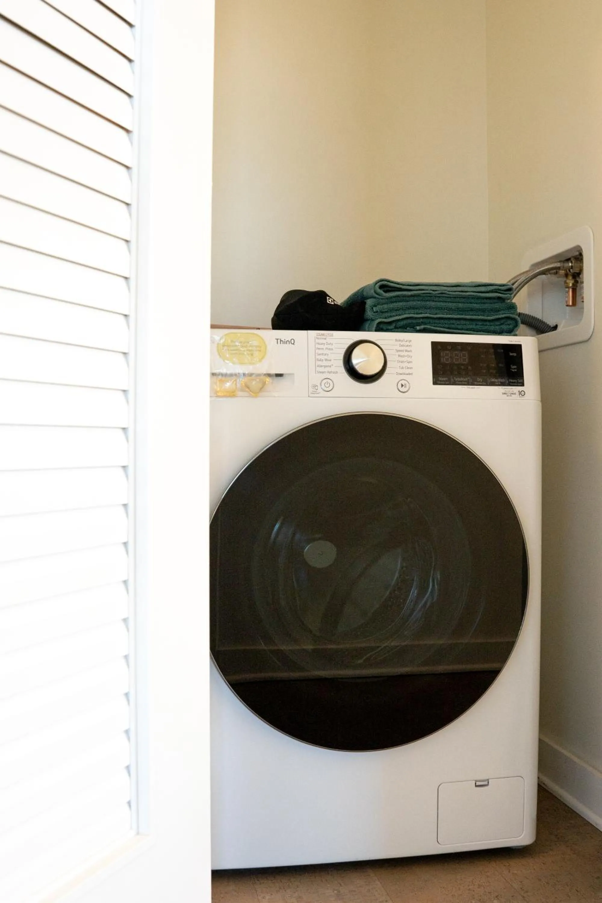washing machine in Scout Living, powered by Placemakr - Midtown