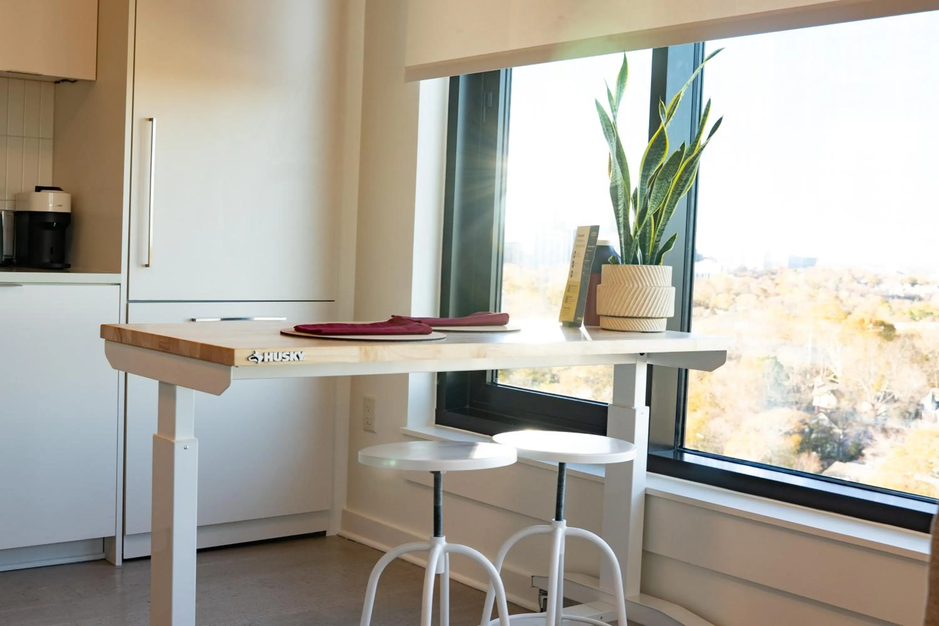Dining area in Scout Living, powered by Placemakr - Midtown
