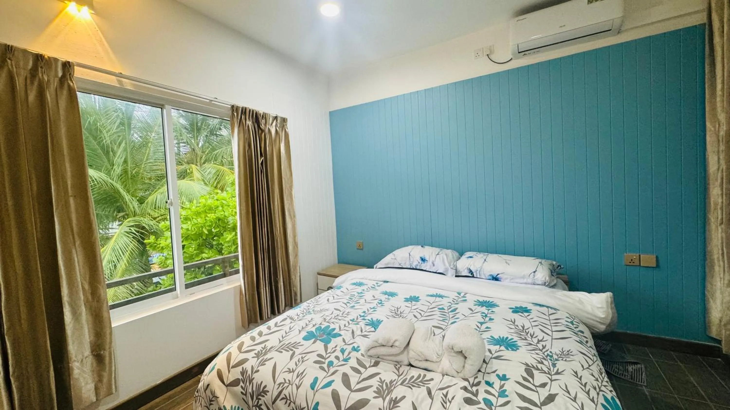 Bed in Wave Crest Retreat