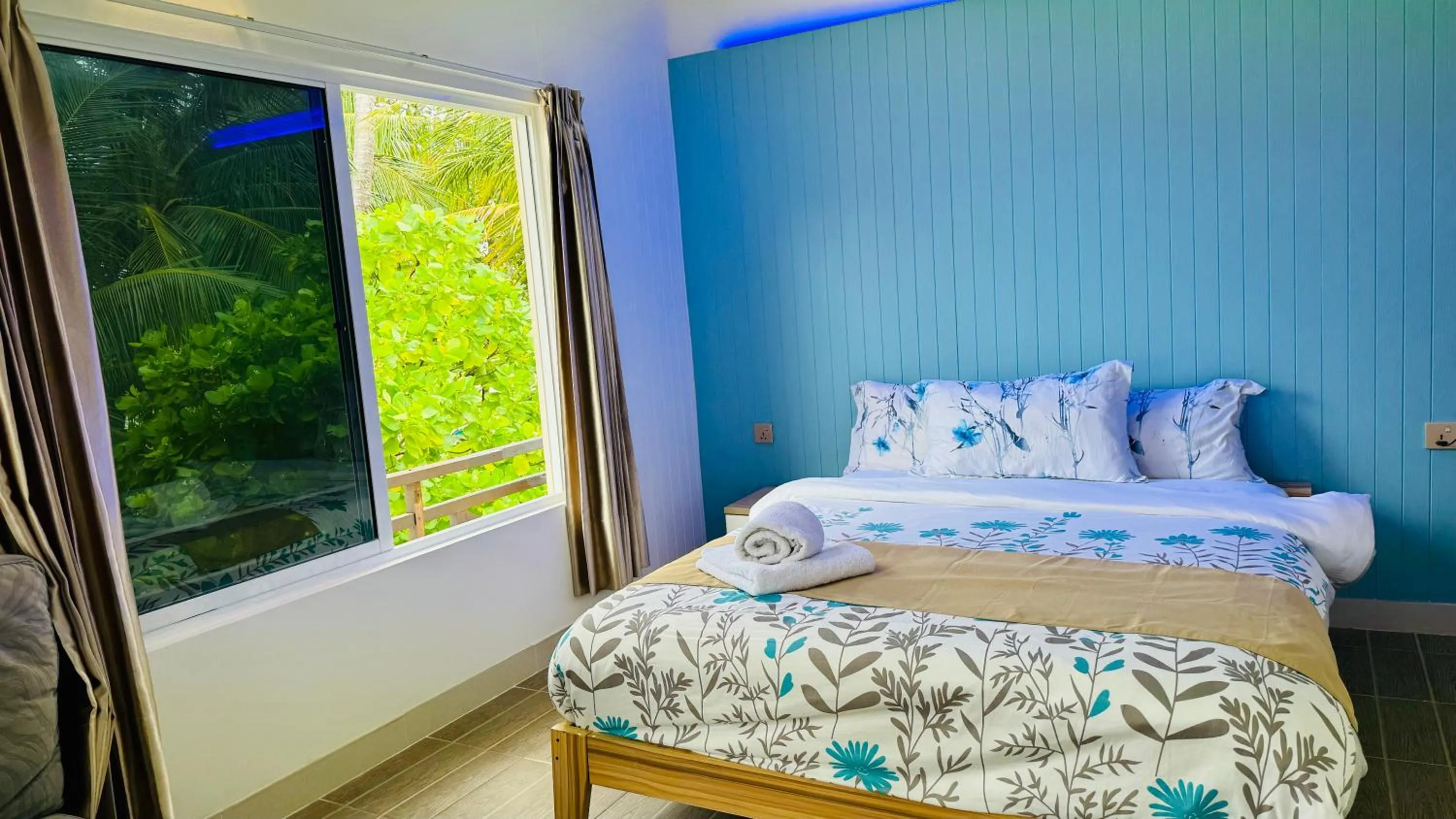 Bed in Wave Crest Retreat