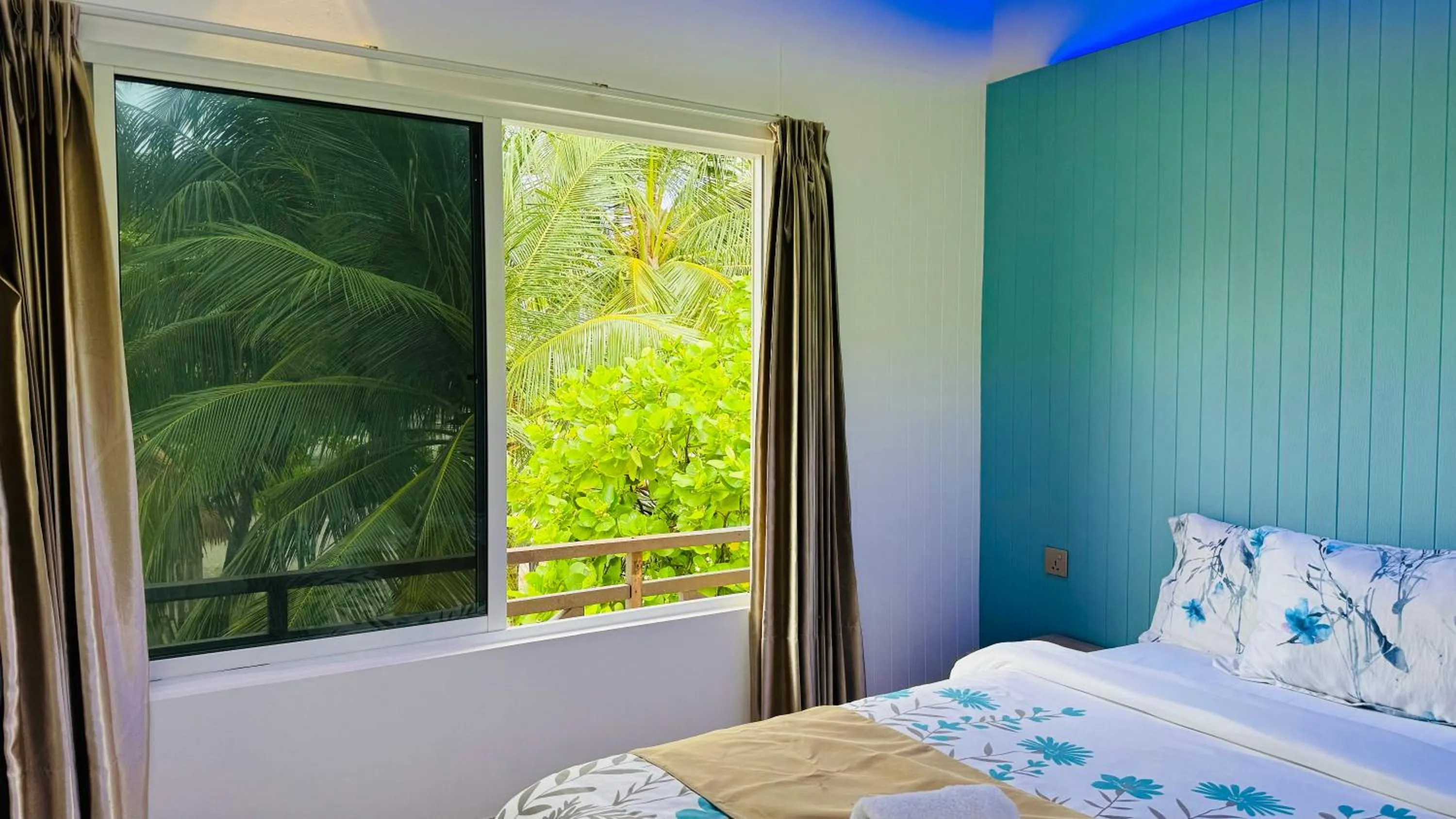 Bed in Wave Crest Retreat