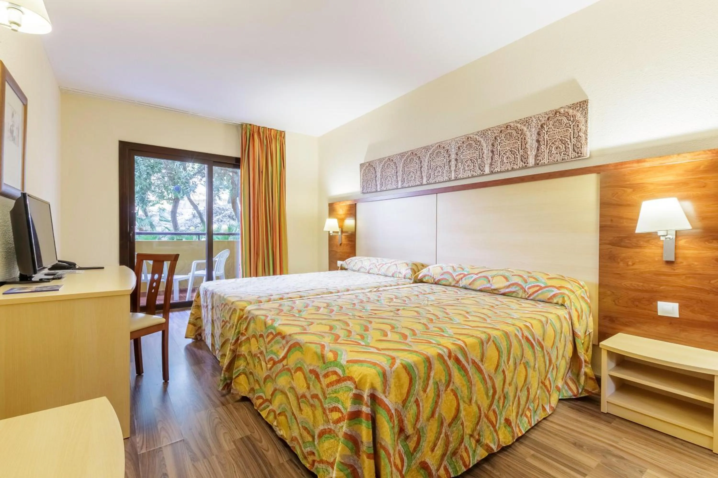 Photo of the whole room, Bed in Hotel Best Alcázar