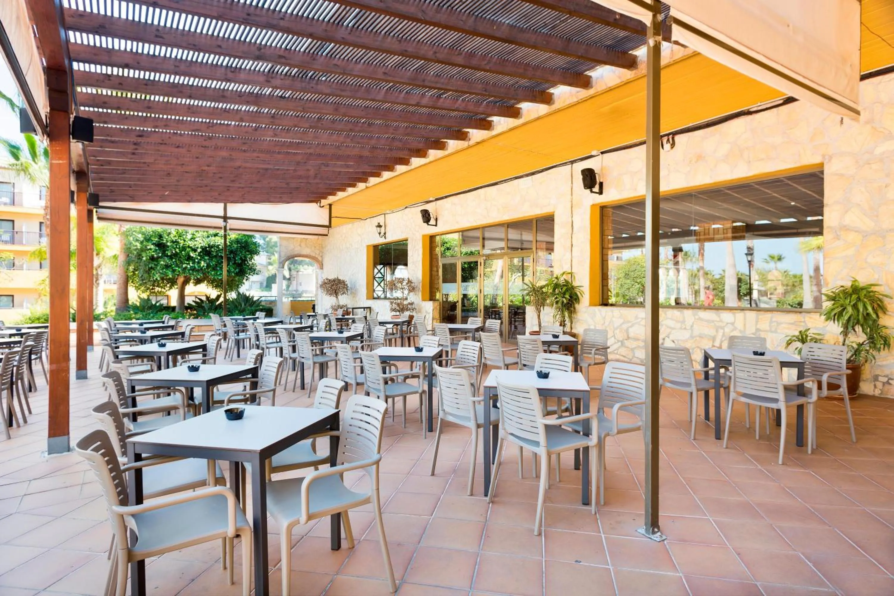 Lounge or bar in Hotel Best Alcázar