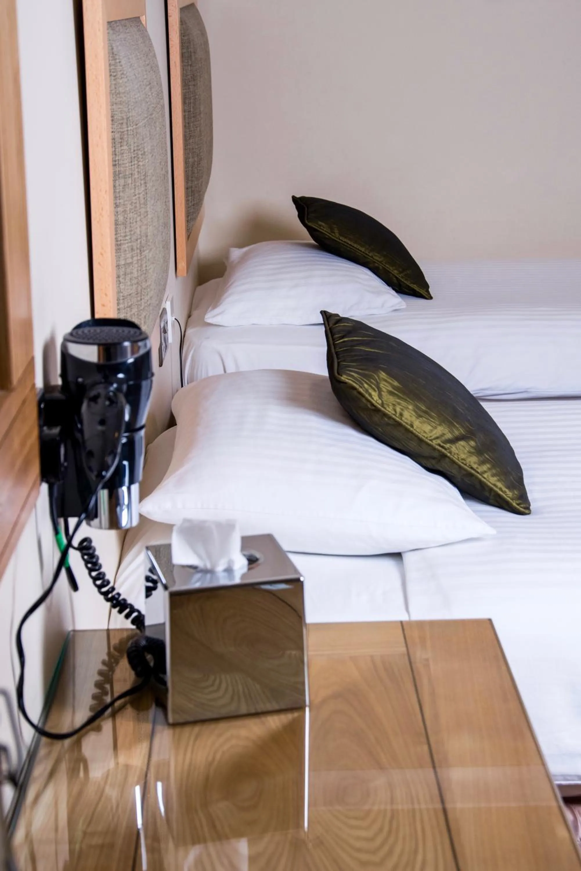 Bed in Gwesty'r Emlyn Hotel