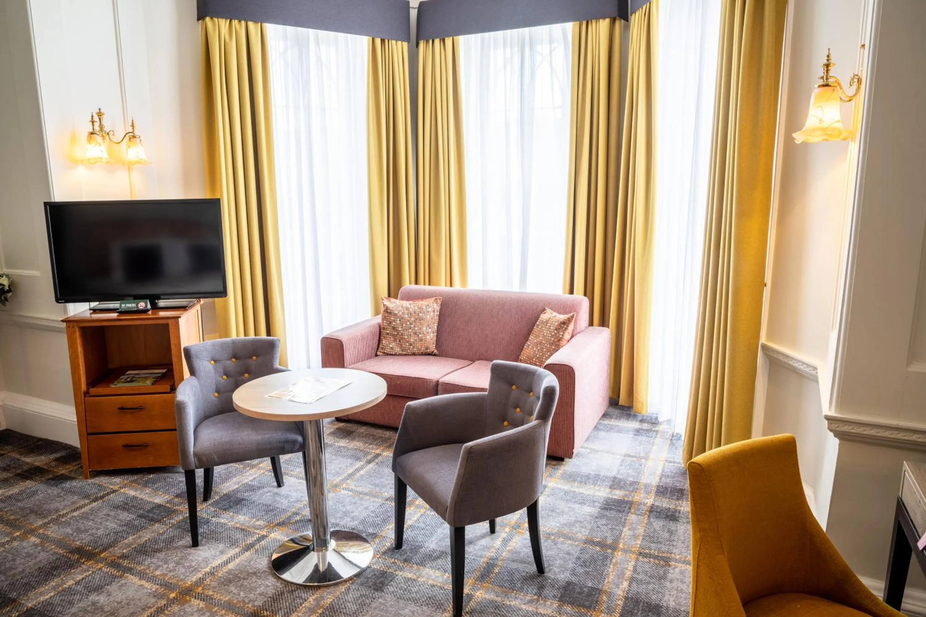 TV and multimedia in Arnos Manor Hotel