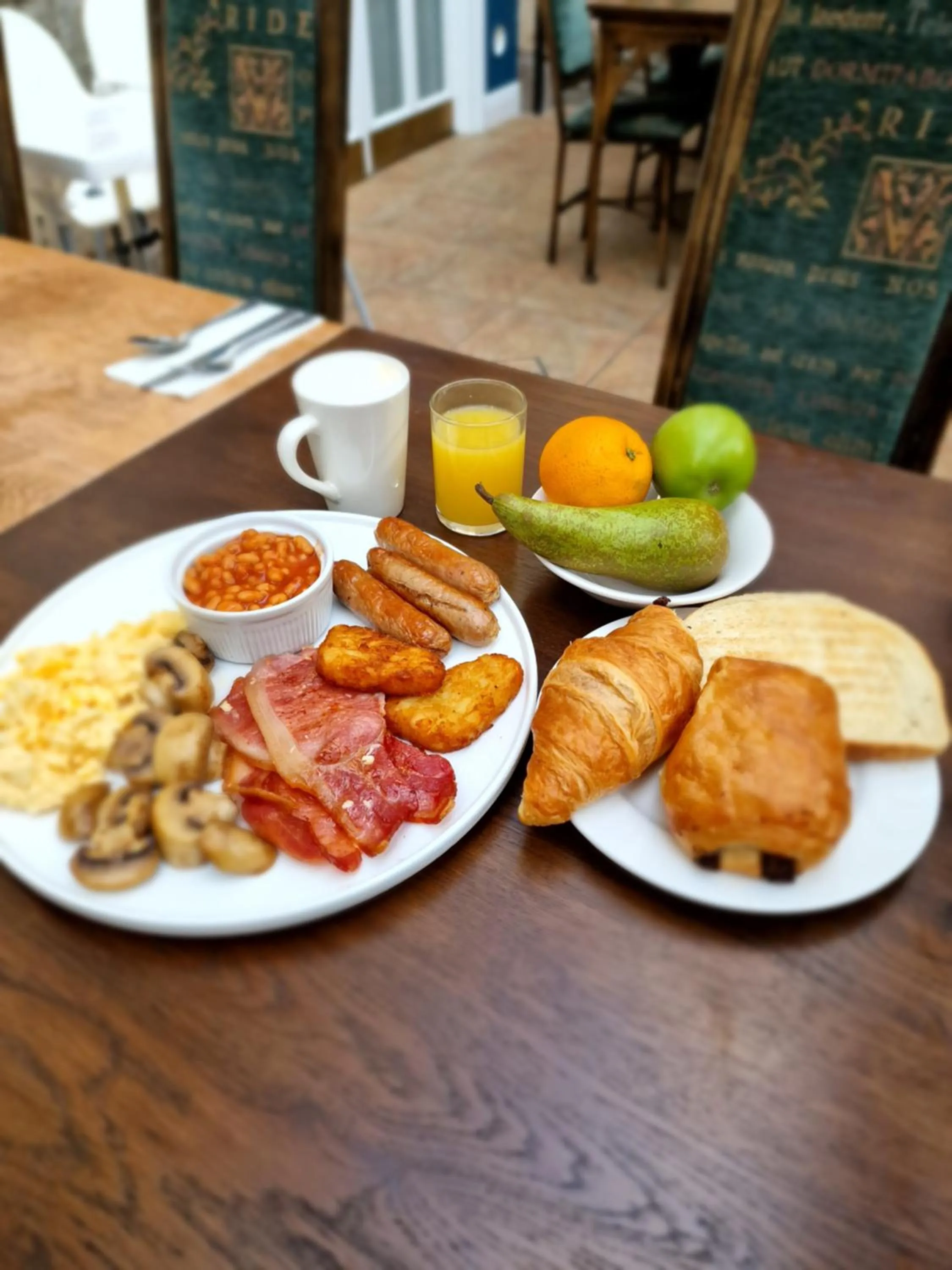 Food and drinks in Arnos Manor Hotel