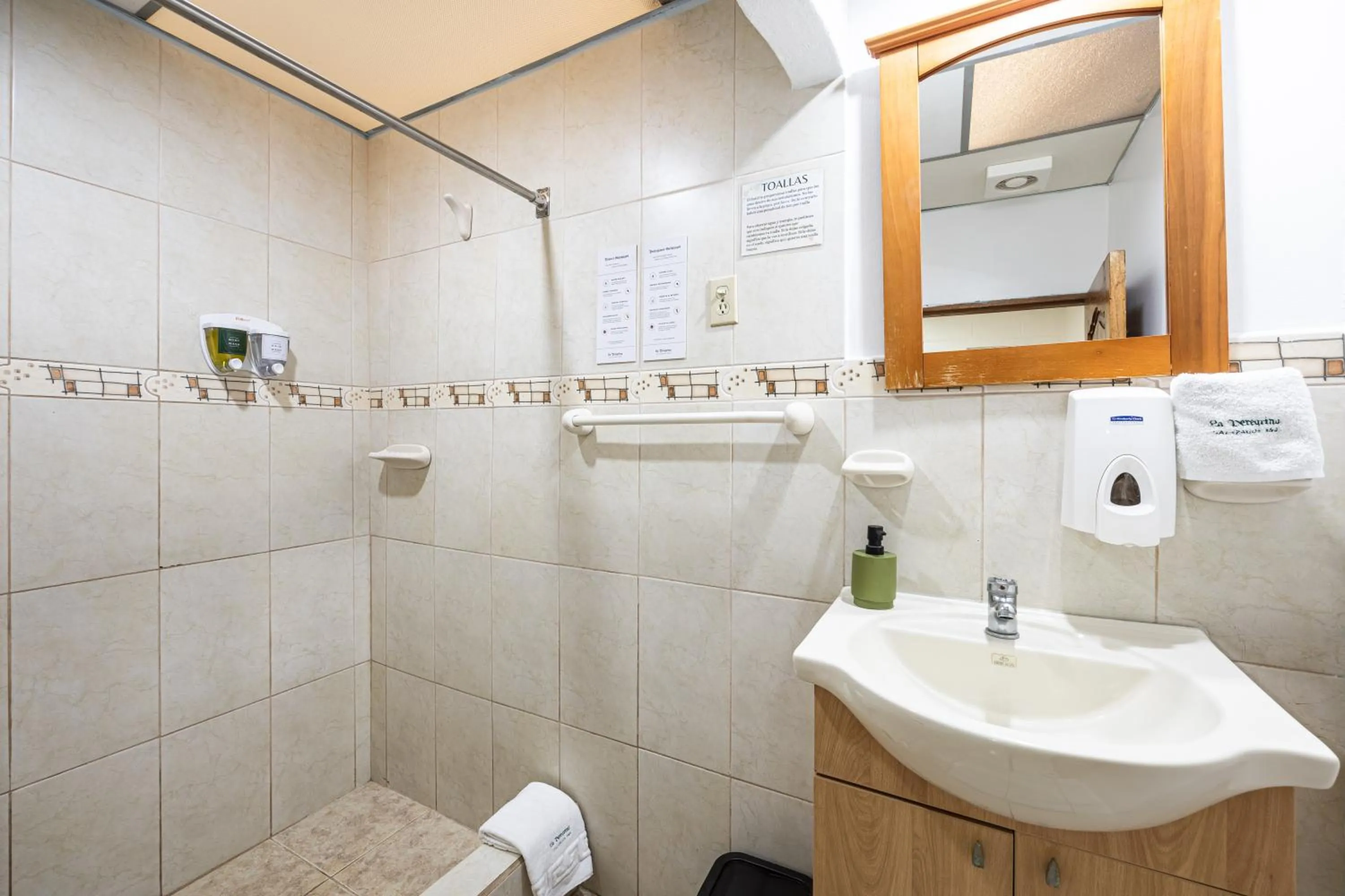 Bathroom in La Peregrina Galapagos B&B