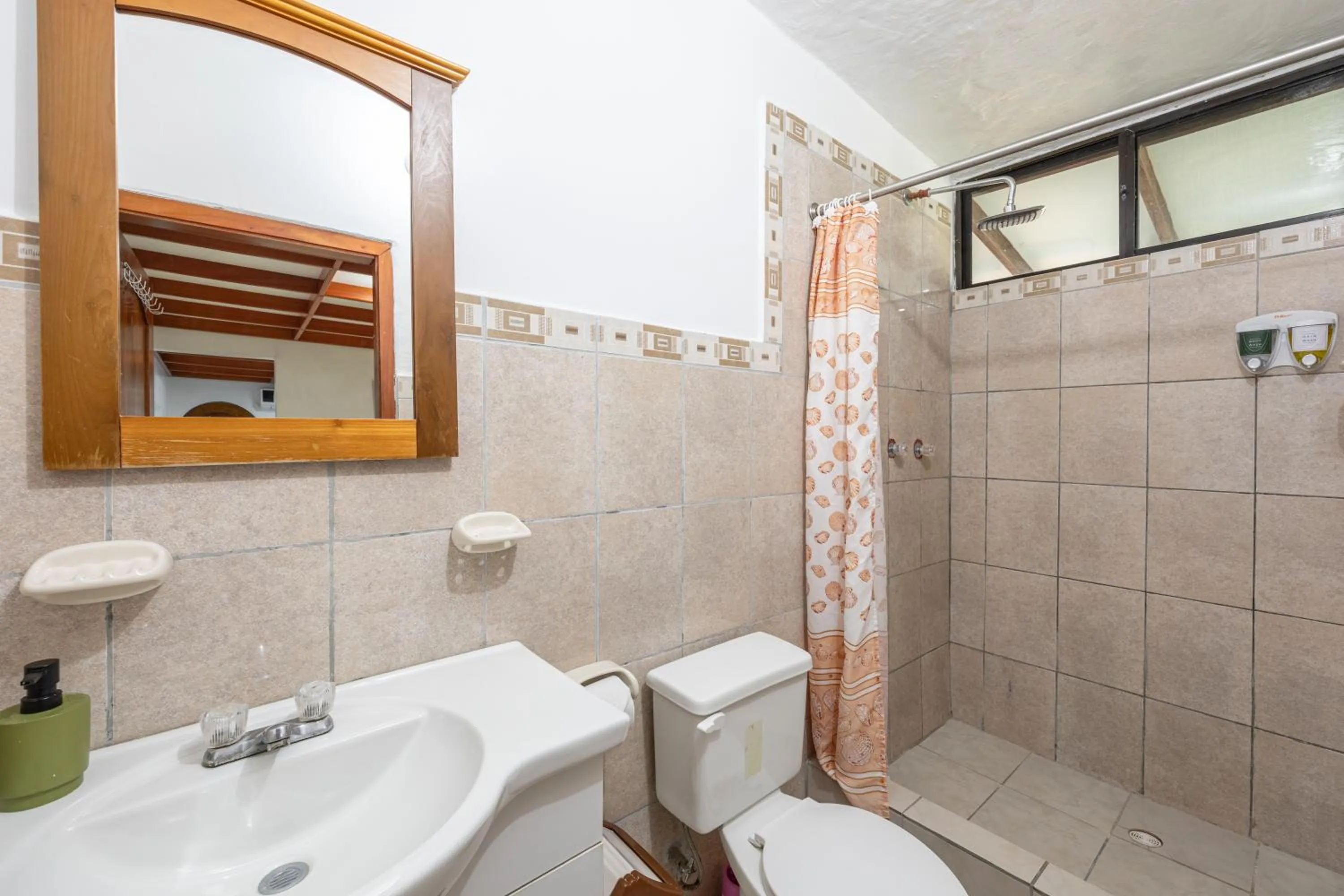 Shower in La Peregrina Galapagos B&B