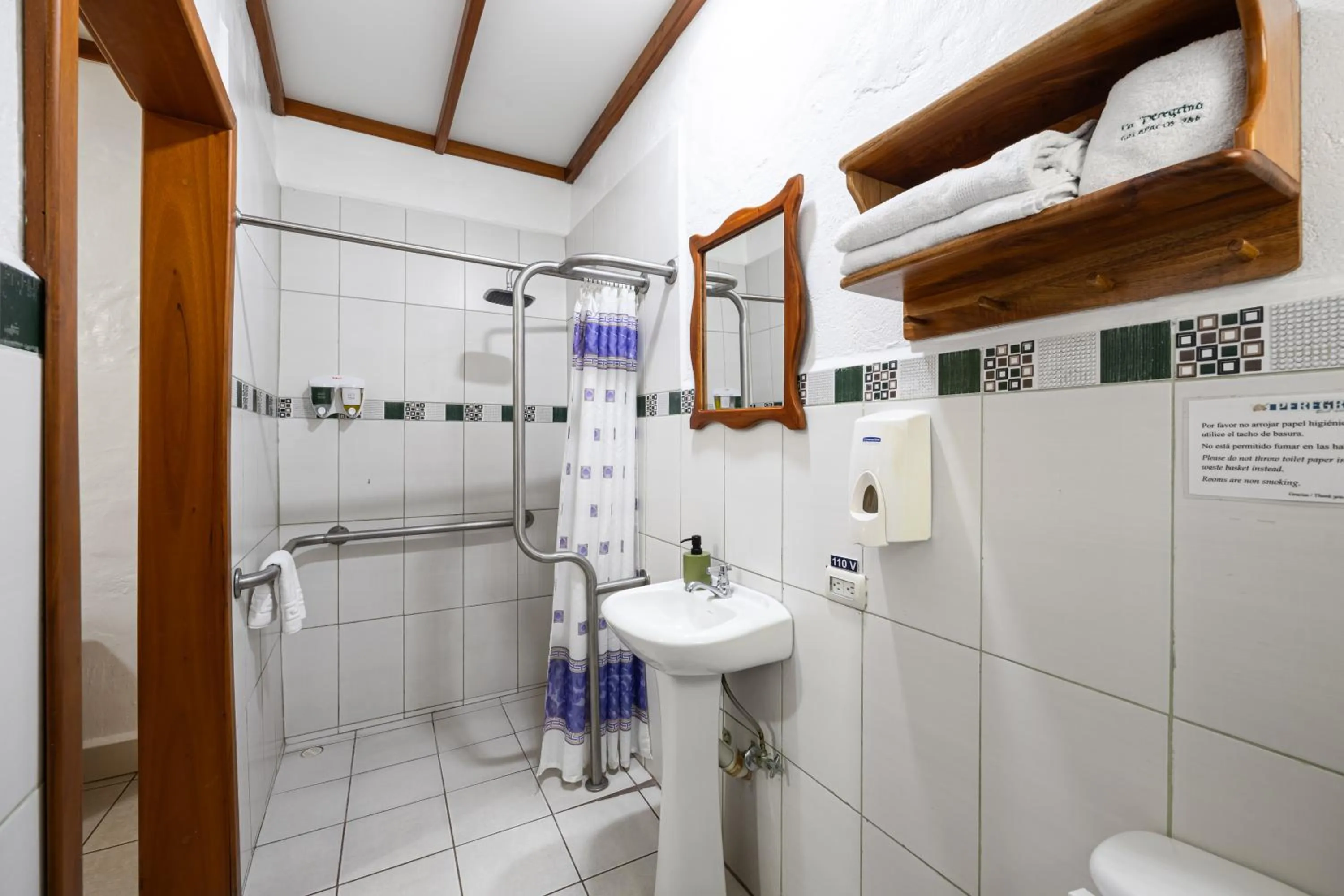 Shower in La Peregrina Galapagos B&B