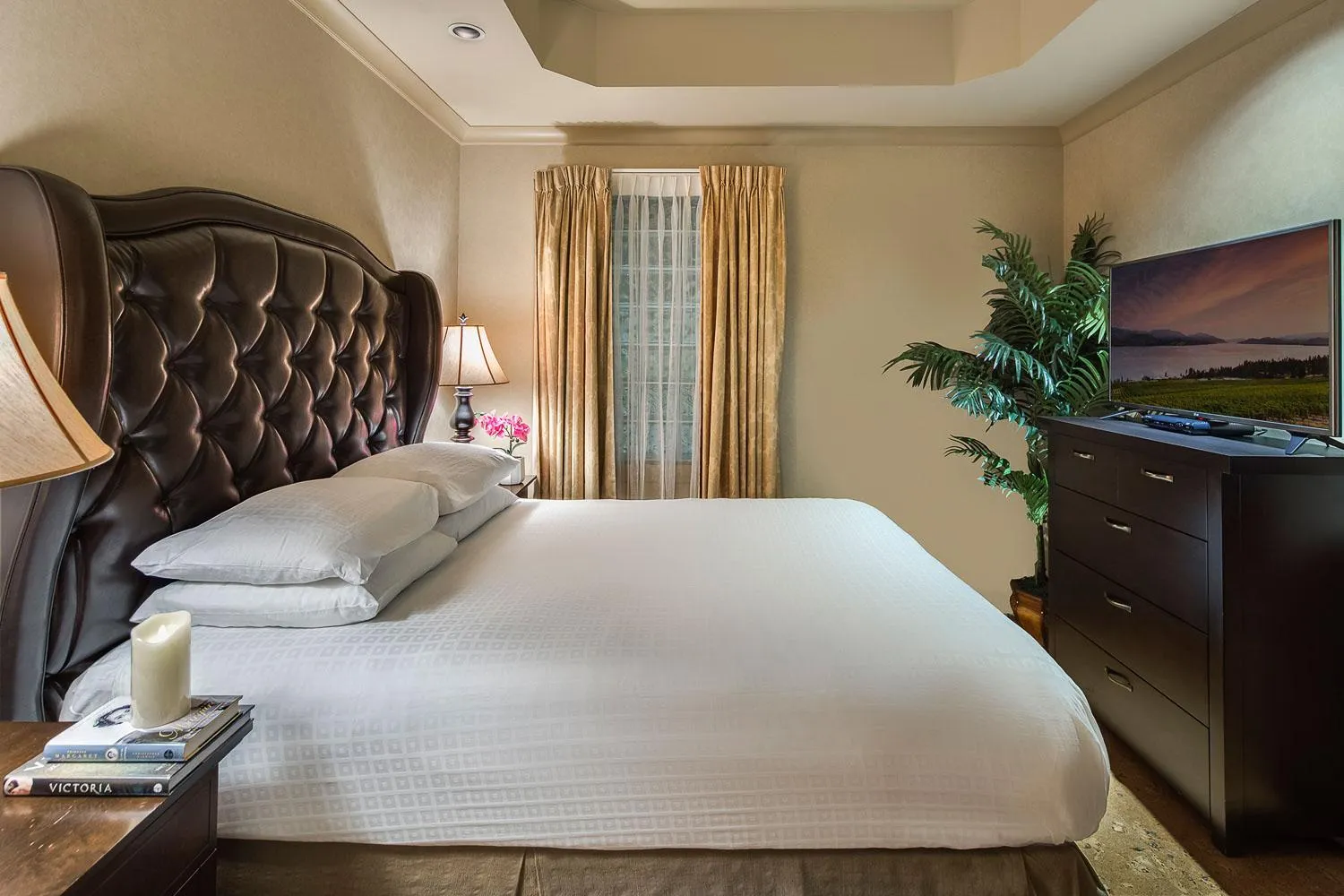 Bedroom, Bed in The Royal Kelowna - Bellstar Hotels & Resorts