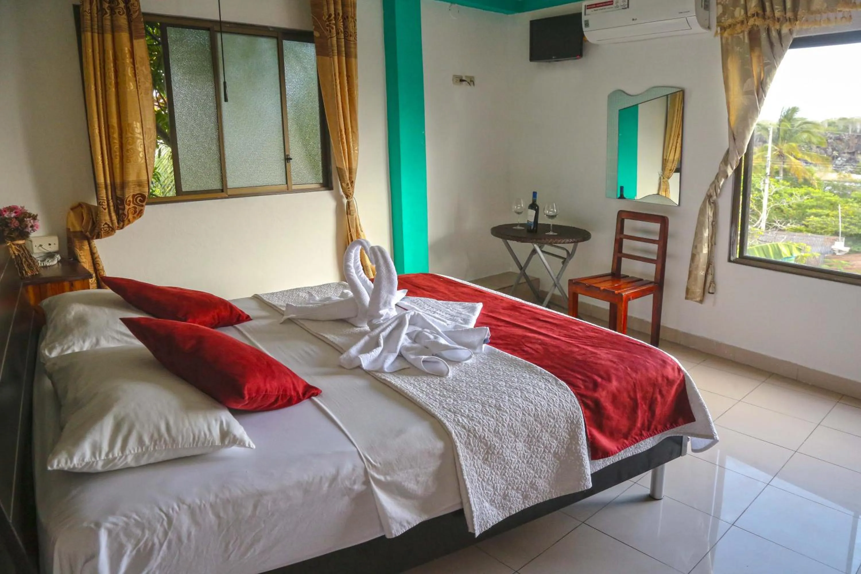 Bedroom, Bed in Hostal Sir Francis Drake