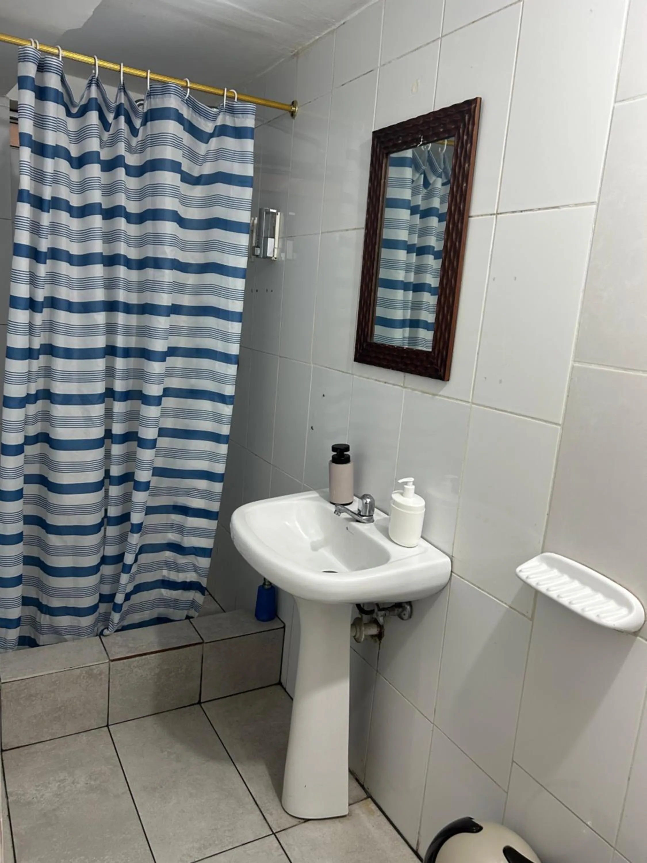 Shower in Hostal Sir Francis Drake