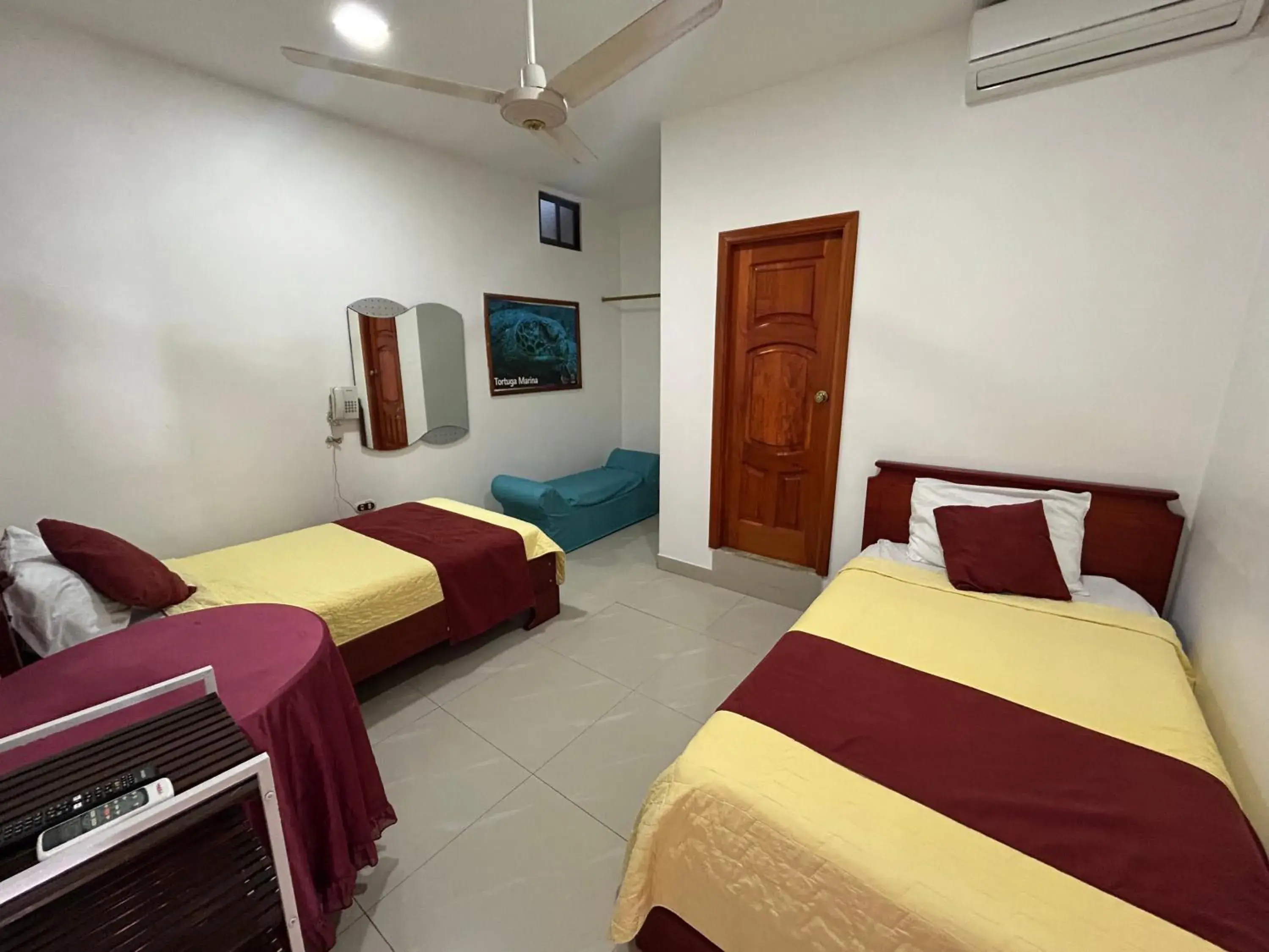 Twin Room in Hostal Sir Francis Drake Twin Room in Hostal Sir Francis Drake