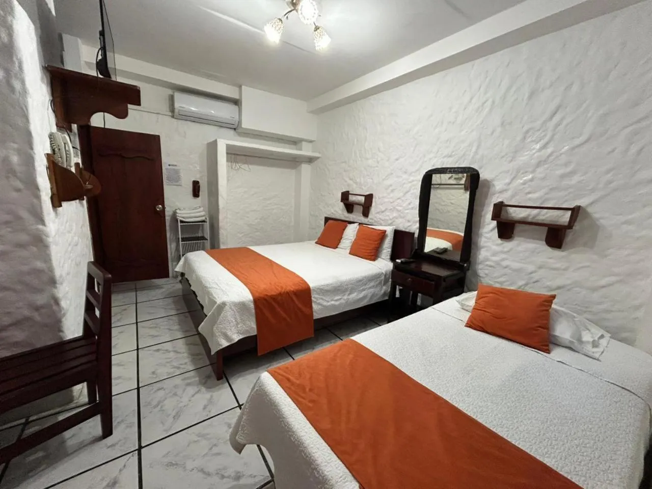 Photo of the whole room, Bed in Hostal Sir Francis Drake