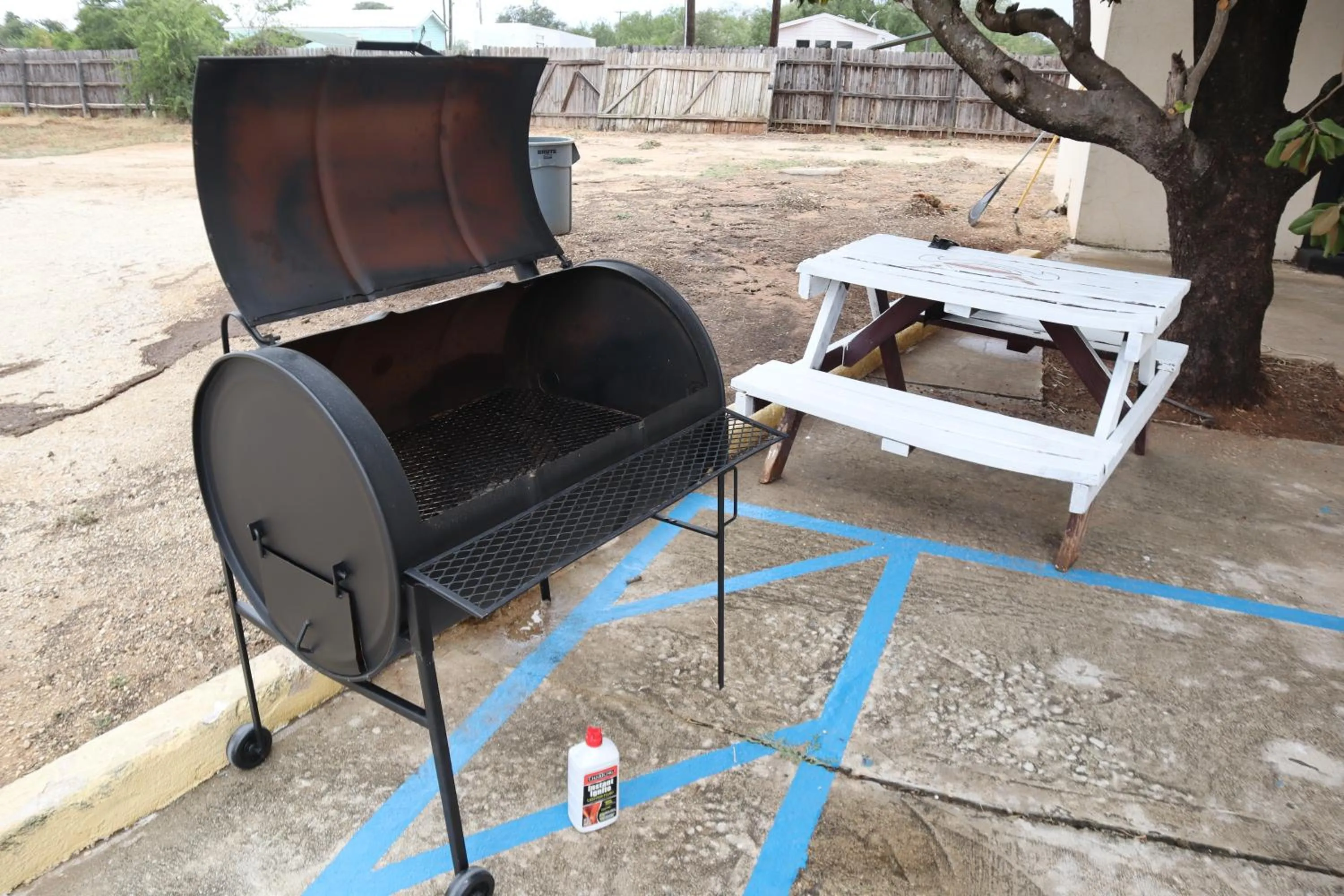 Communal kitchen in Hotel Dilley Grand
