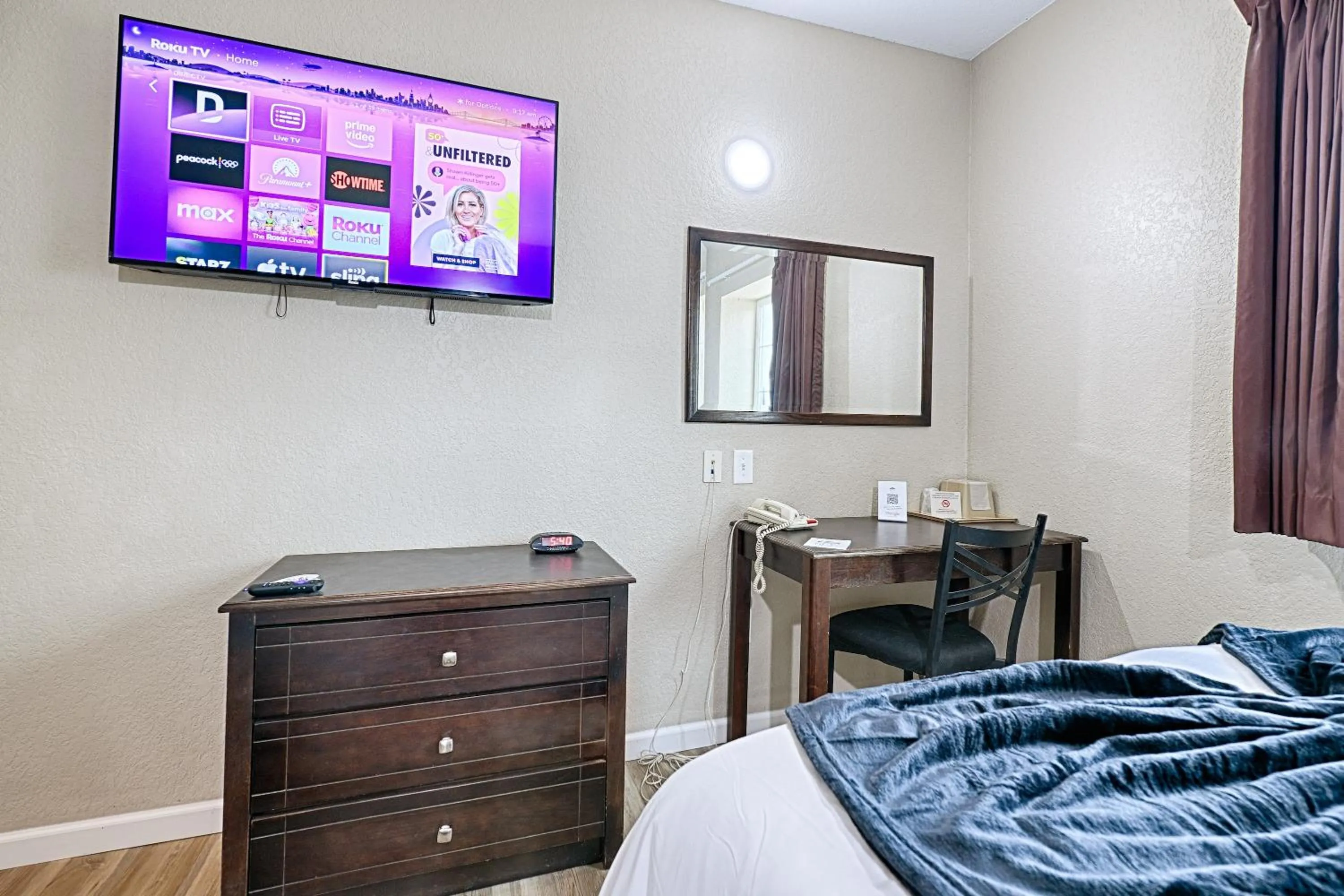 Bed in Hotel Dilley Grand