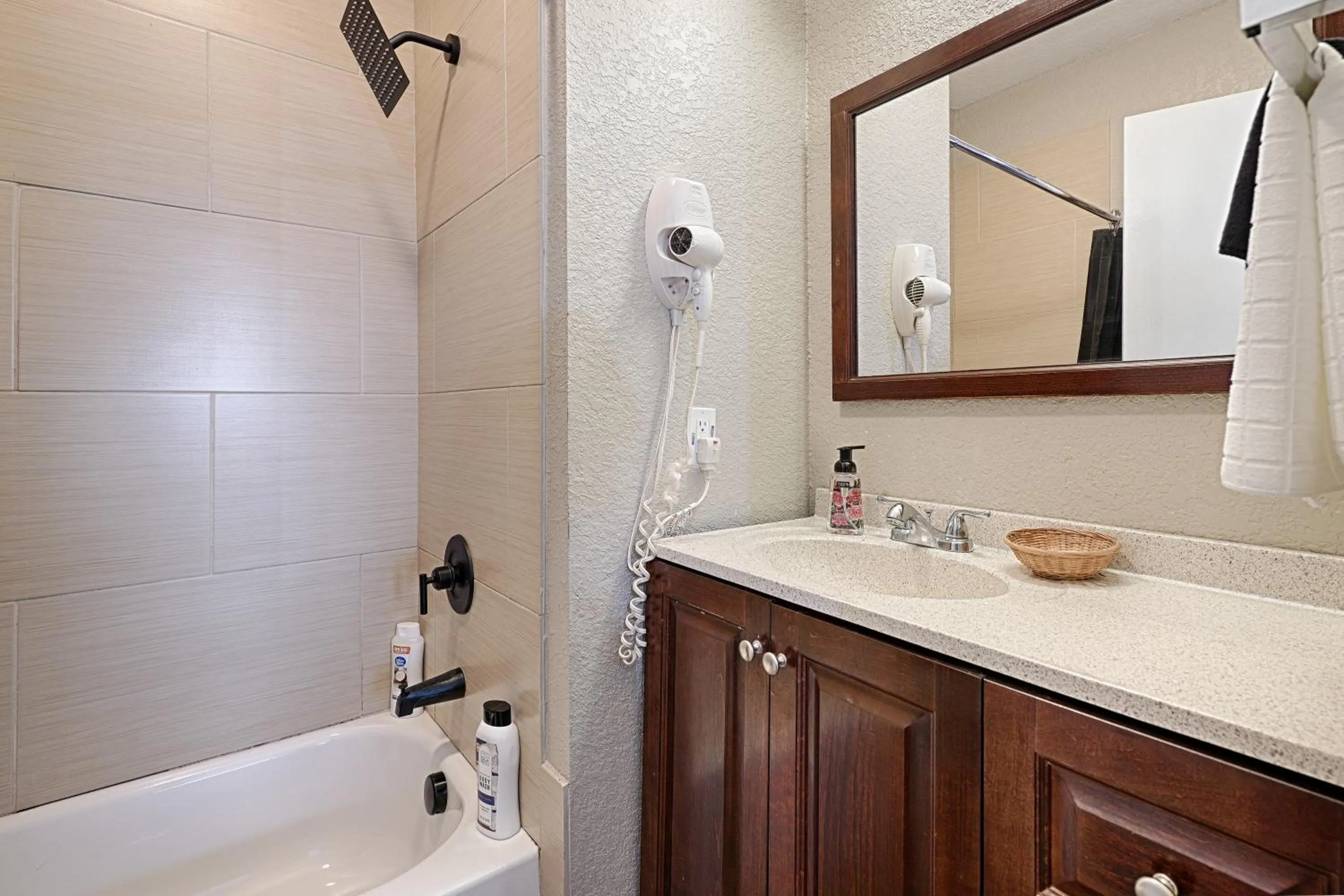 Shower in Hotel Dilley Grand