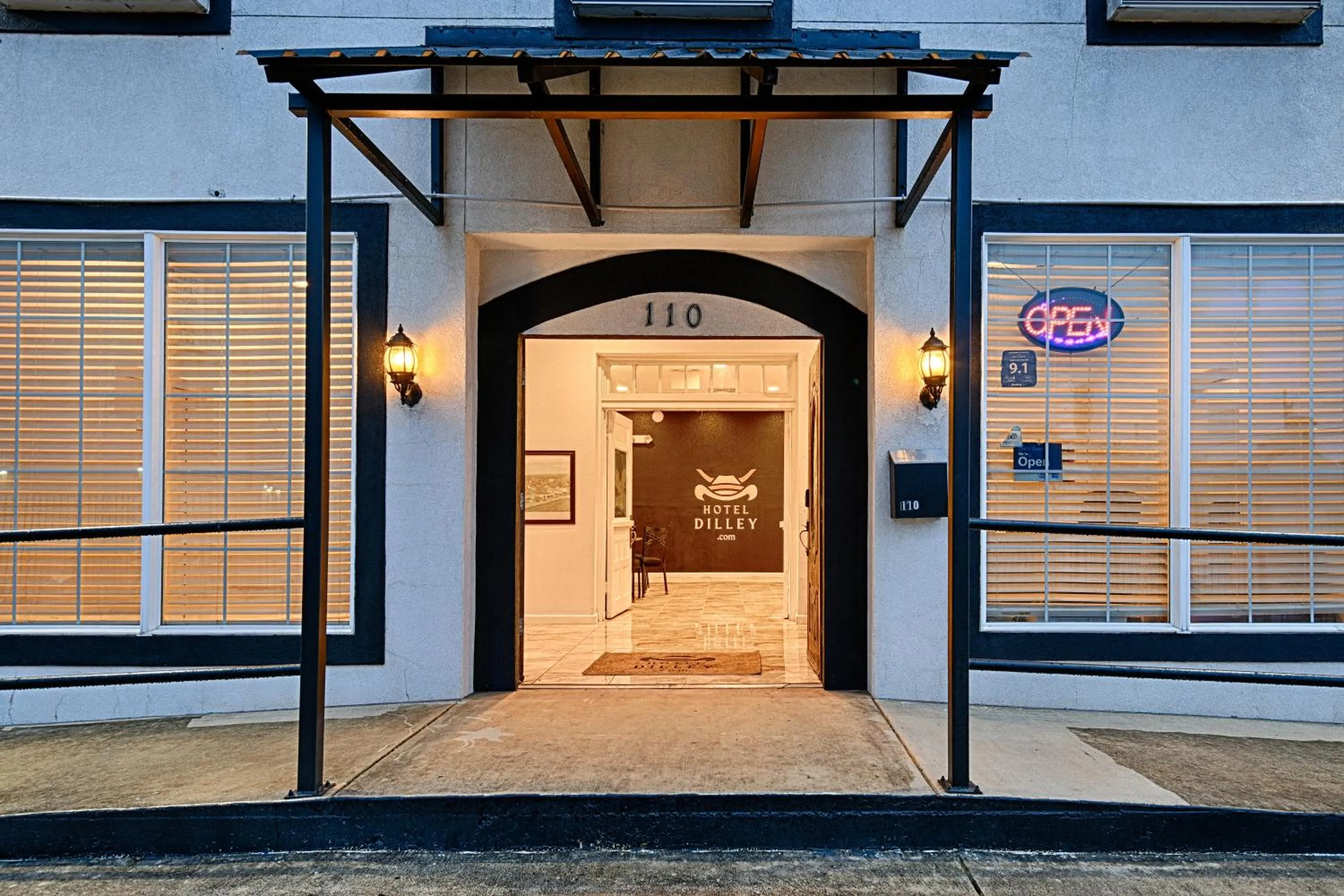 Facade/entrance in Hotel Dilley Grand