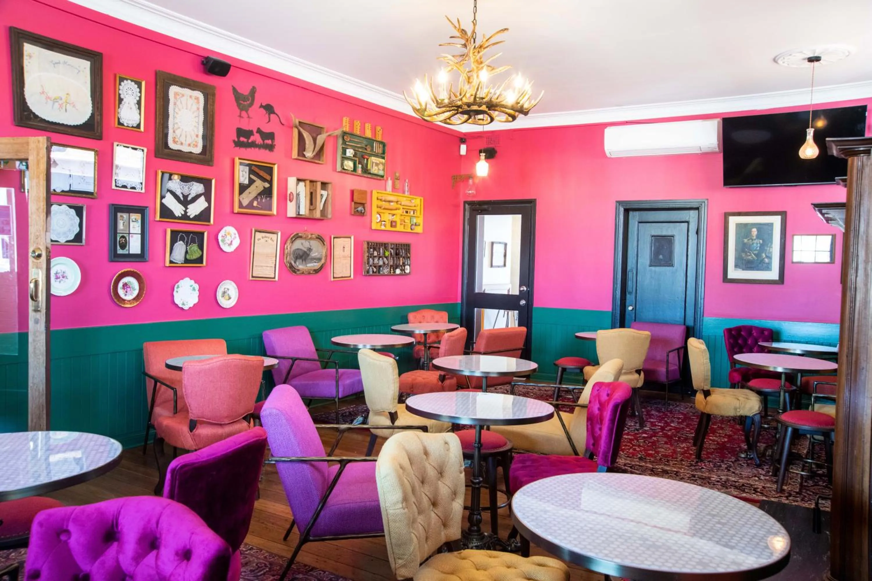 Restaurant/places to eat in Town Square Motel