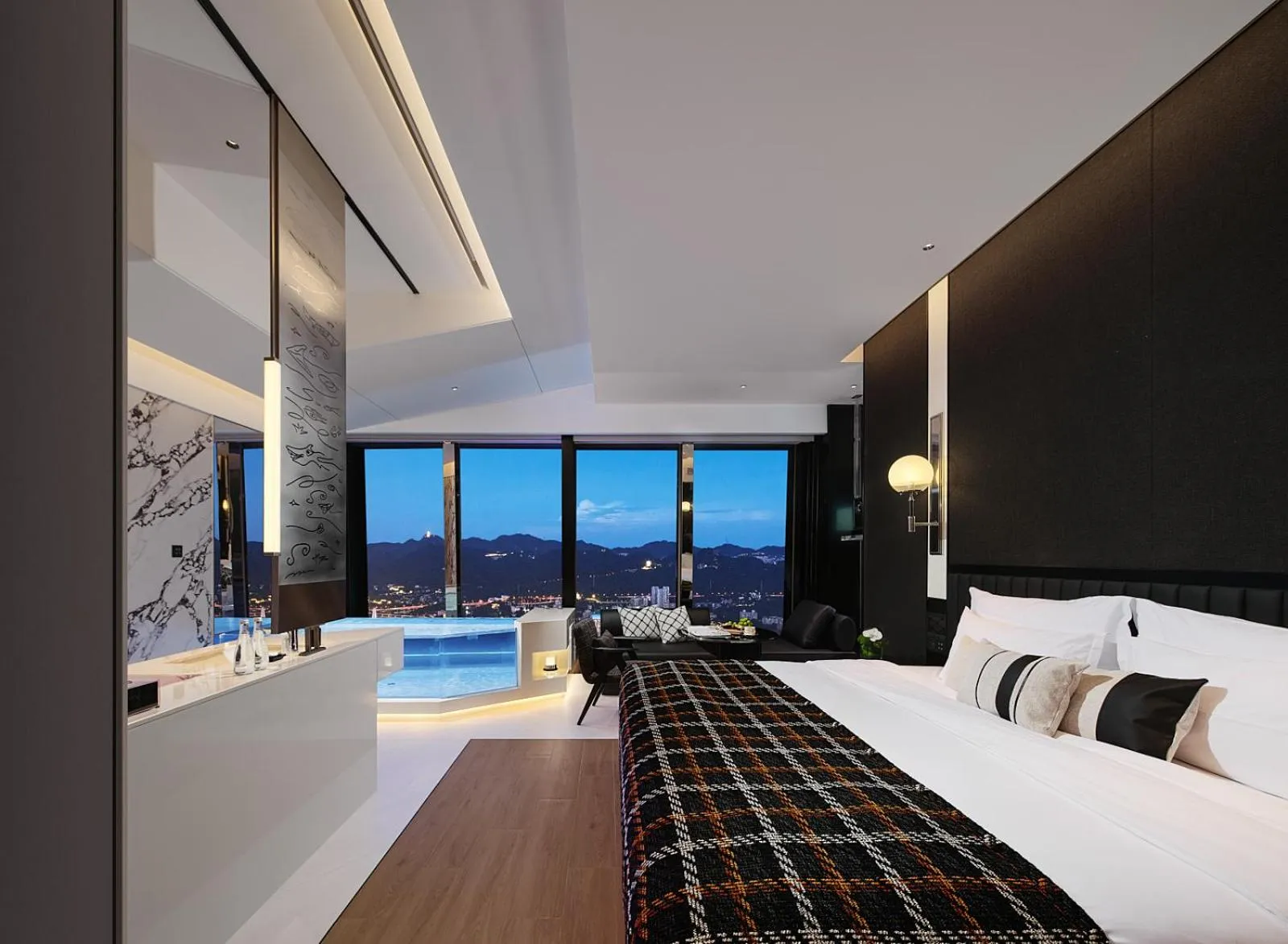 Photo of the whole room, Bed in ISEYA Panoramic Hotel Chongqing Jiefangbei Flagship