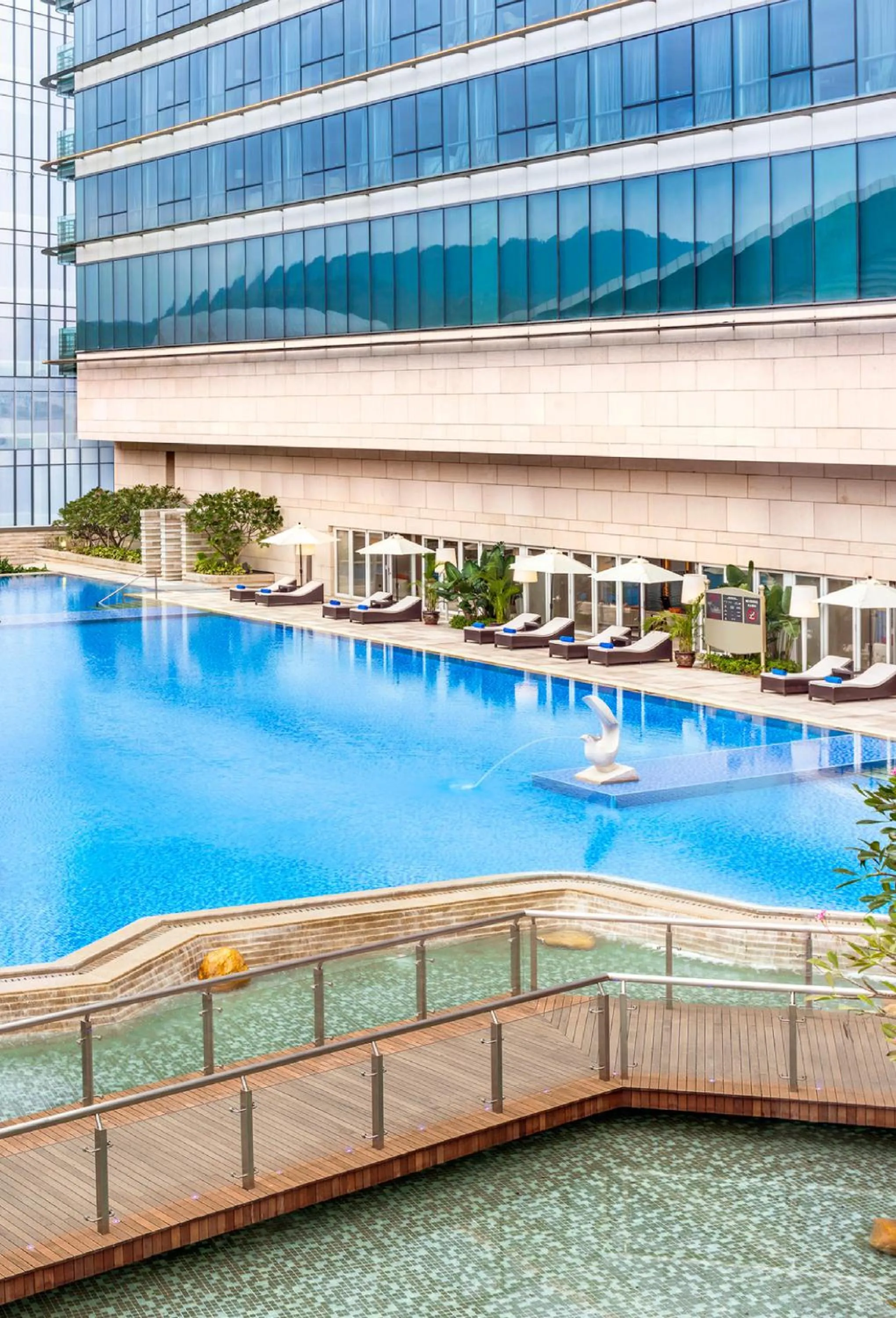 Swimming pool in Sheraton Zhuhai Hotel
