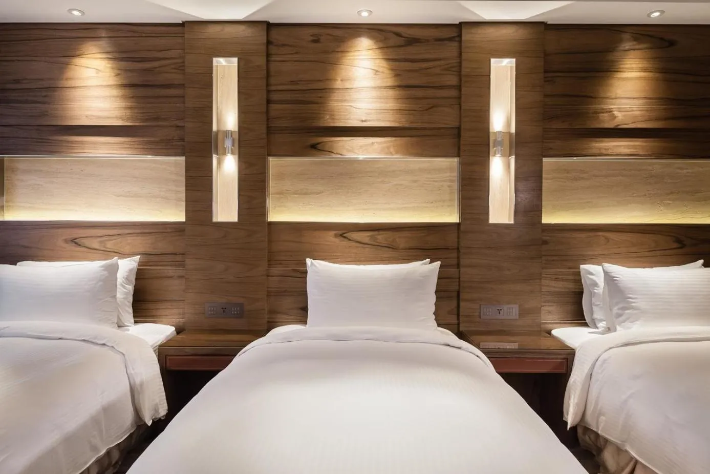 bunk bed, Bed in Green World Taipei Station