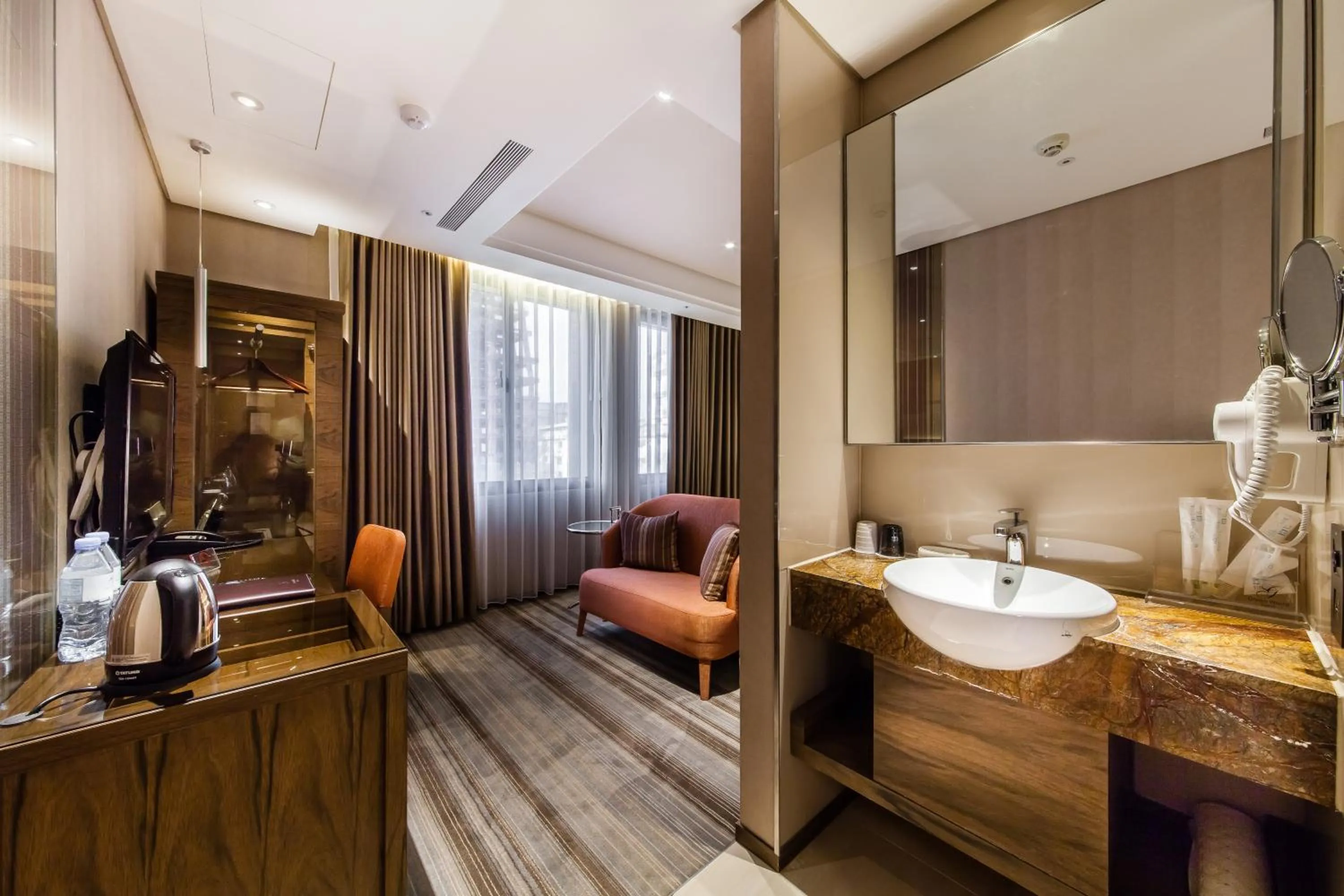 Photo of the whole room in Green World Taipei Station