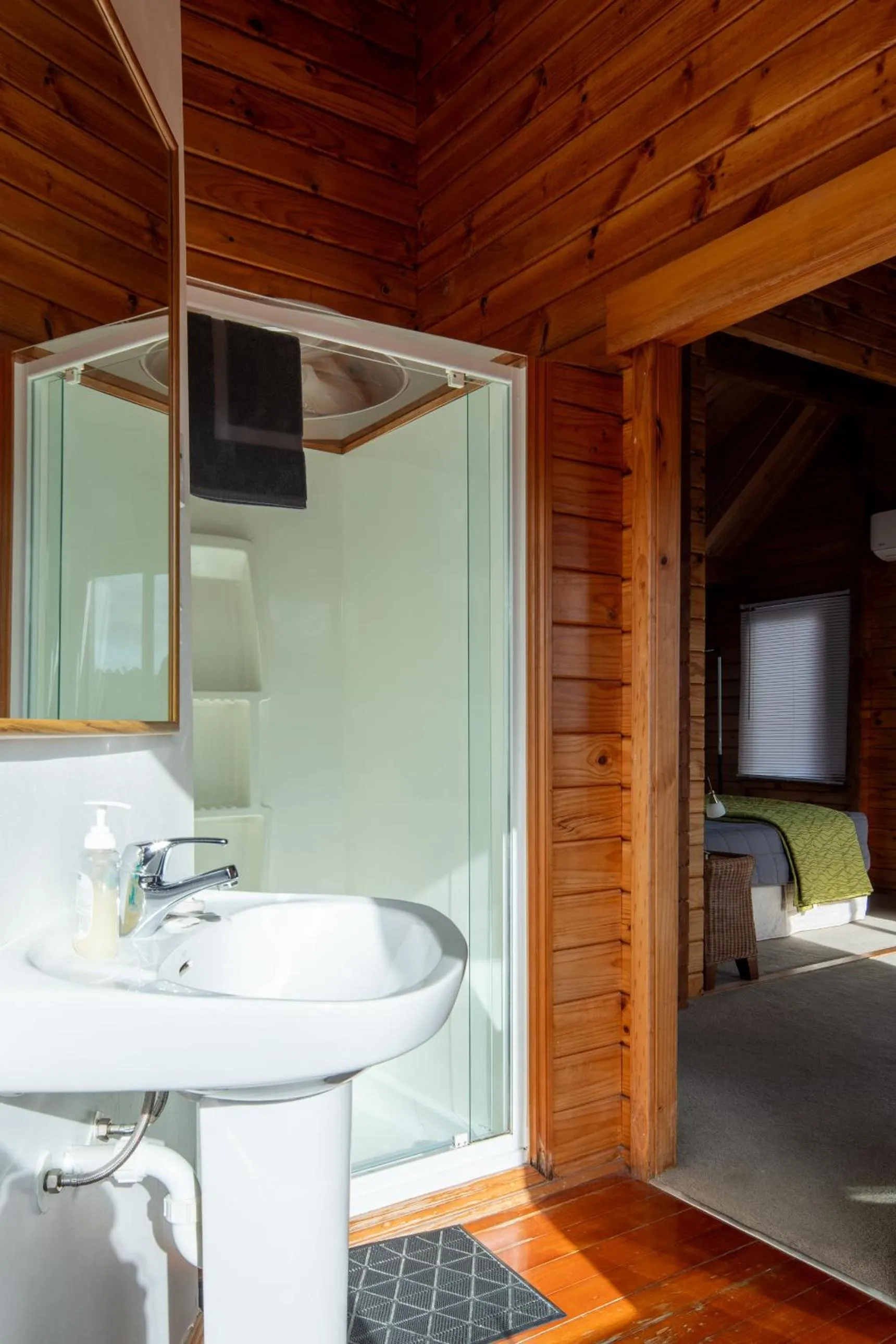 Bathroom, Bed in Fox Glacier Lodge