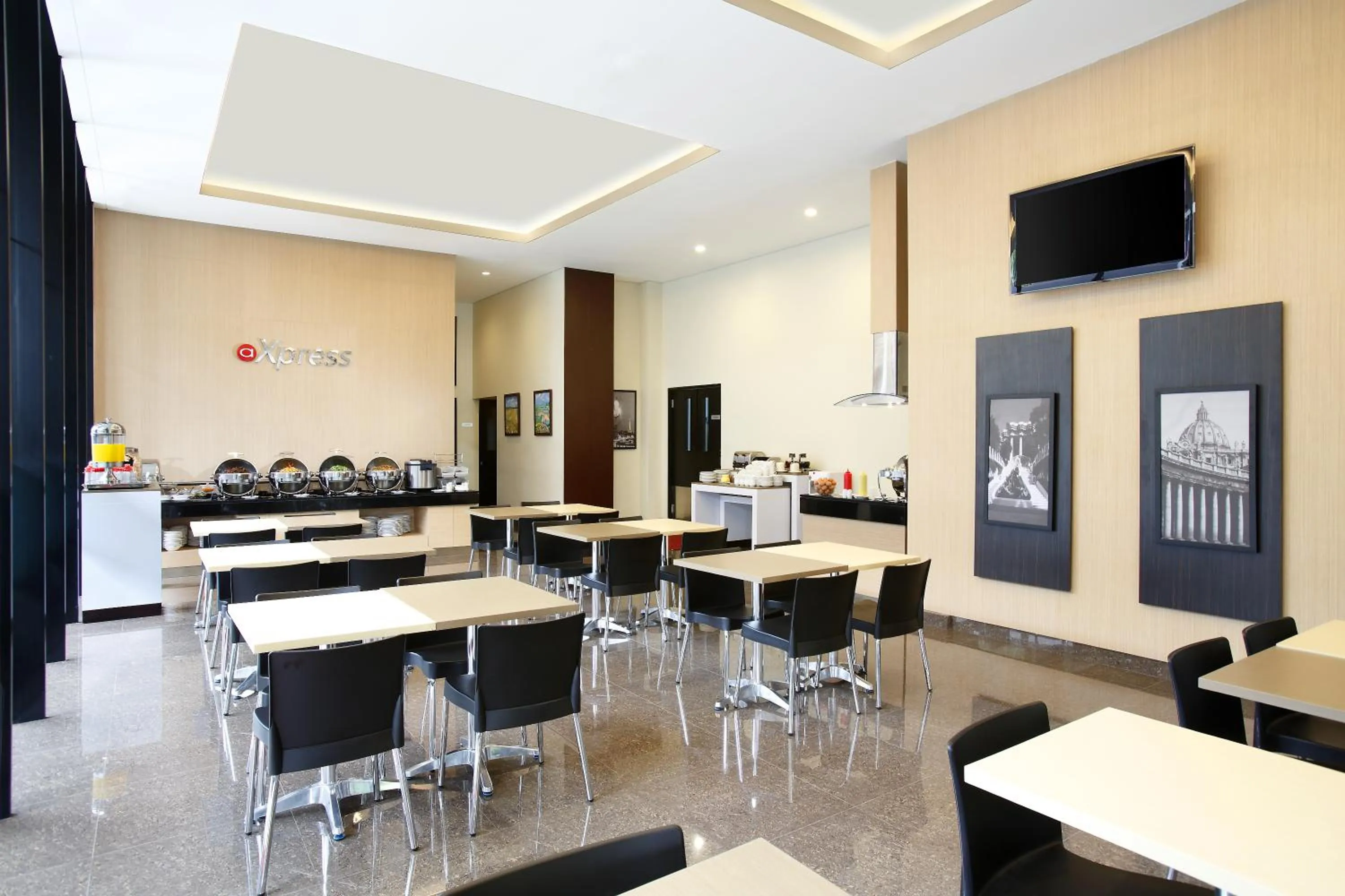 Restaurant/places to eat in Amaris Hotel Pasar Baru