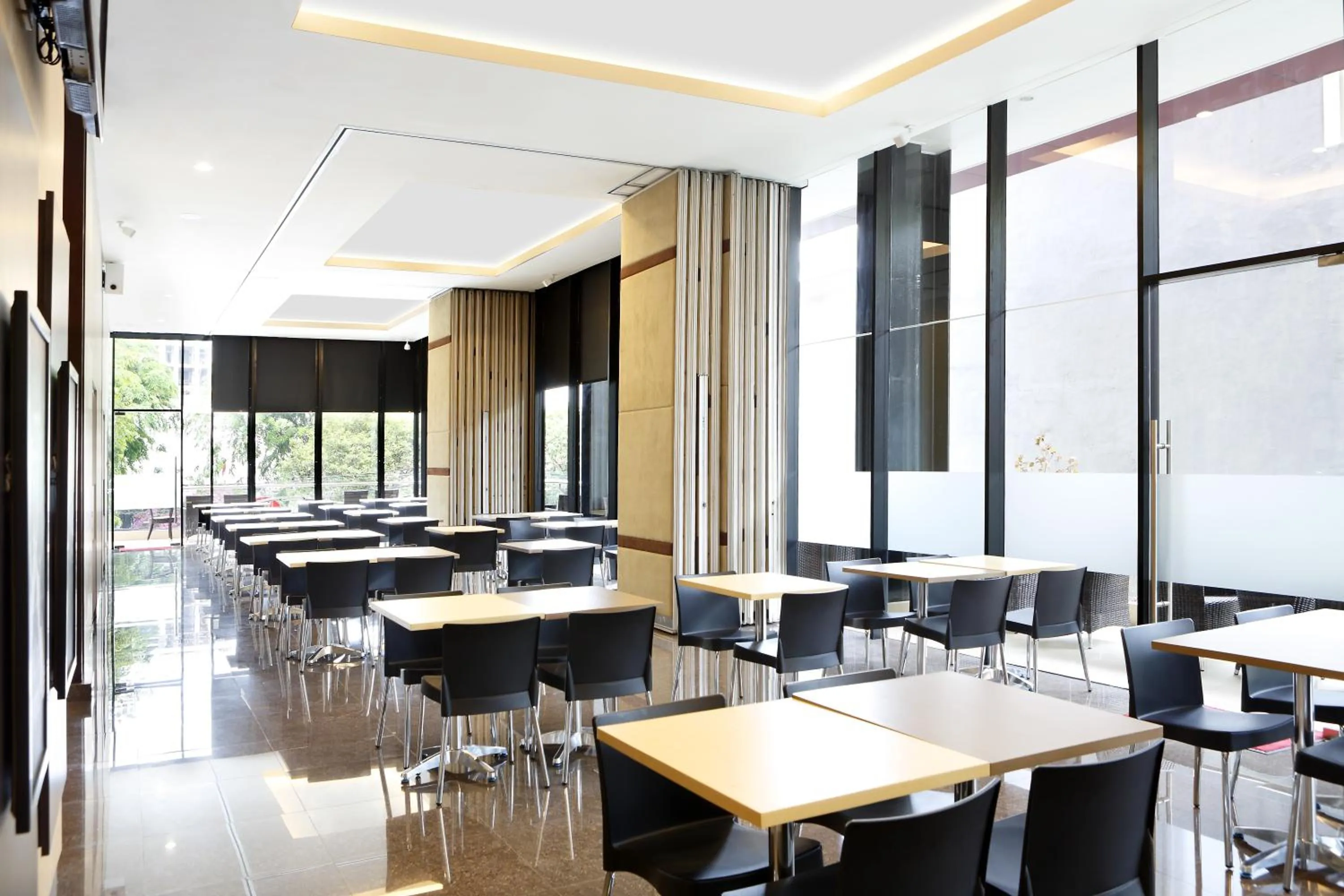 Restaurant/places to eat in Amaris Hotel Pasar Baru