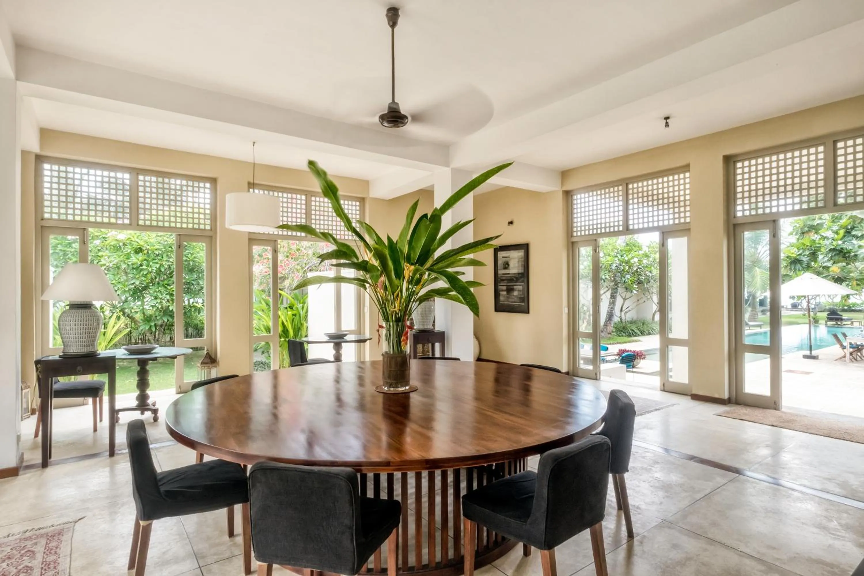 Restaurant/places to eat in Elysium