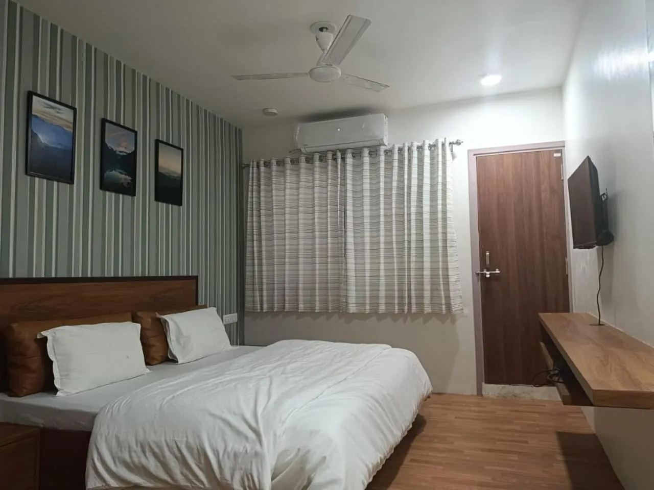 TV and multimedia, Bed in Hotel Green Park - Sector 11