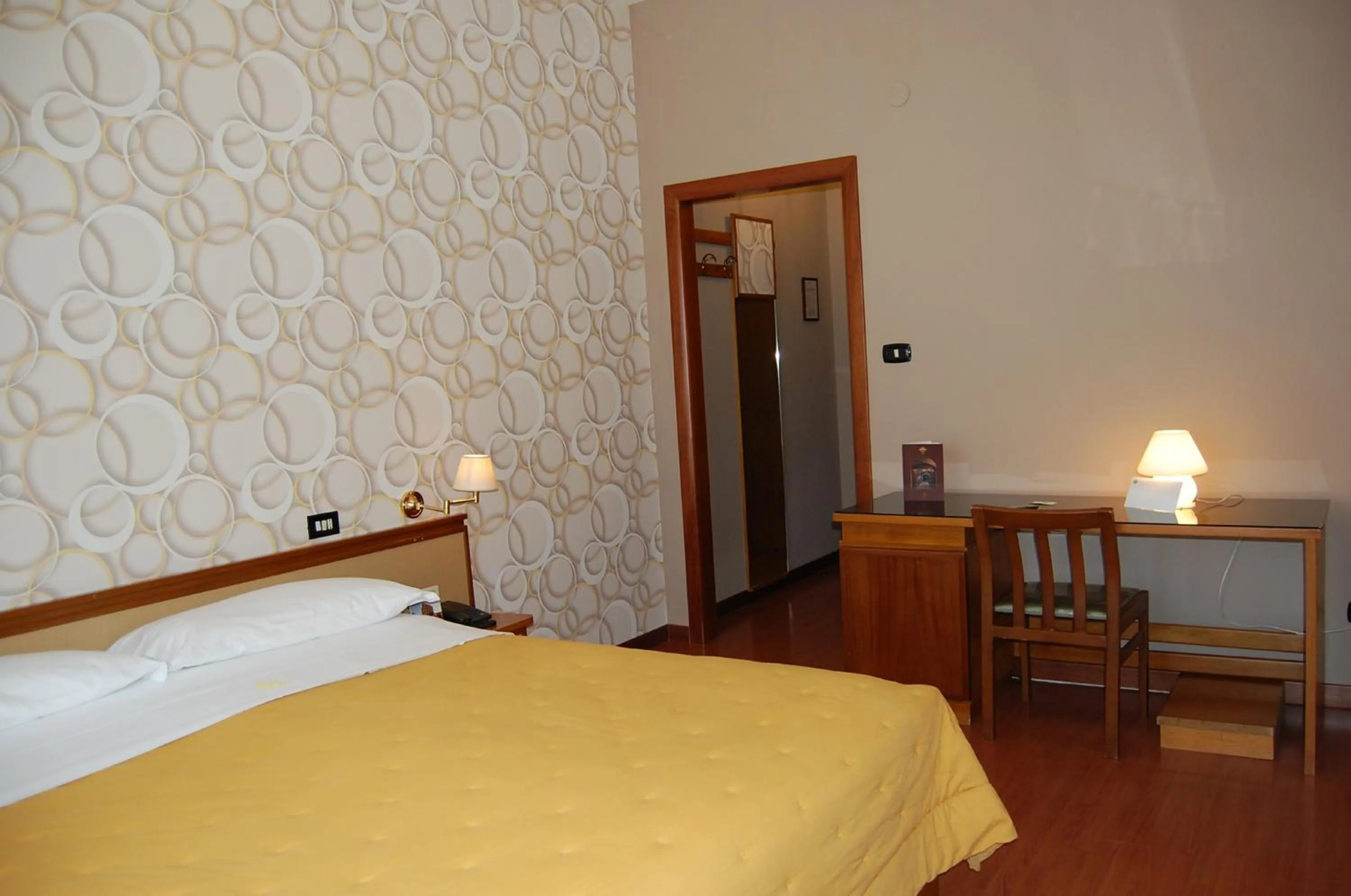 Shower, Bed in Hotel Ristorante Donato