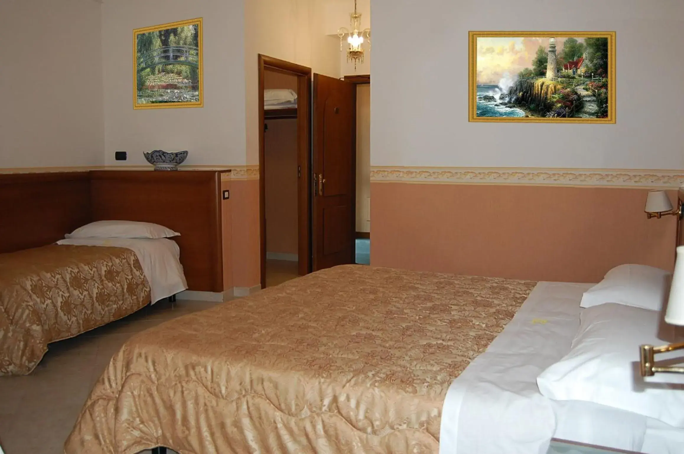 Comfort Triple Room with Shower - single occupancy in Hotel Ristorante Donato Comfort Triple Room with Shower - single occupancy in Hotel Ristorante Donato