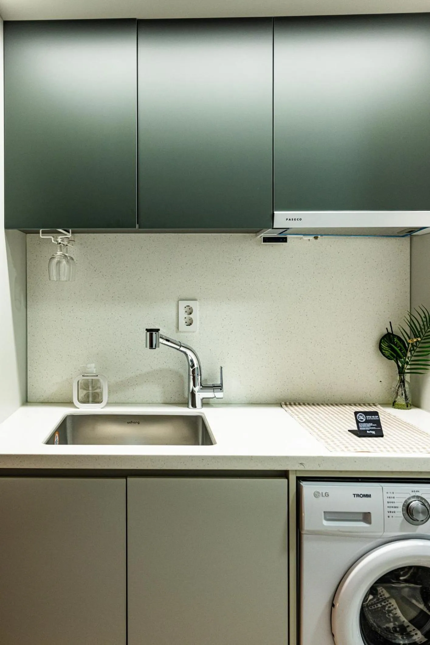 Kitchen or kitchenette in Raviens Haeundae Avenue