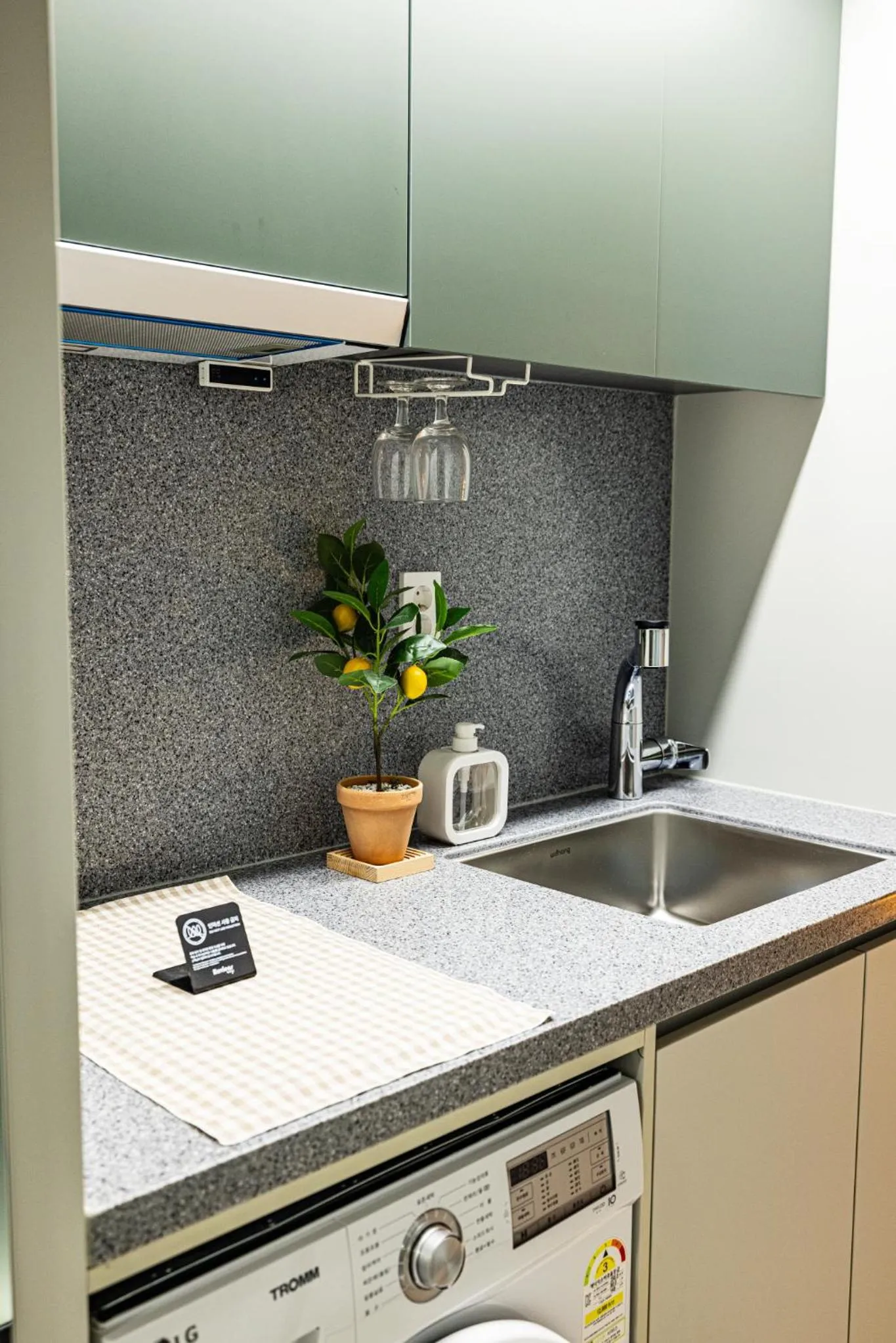 Kitchen or kitchenette in Raviens Haeundae Avenue