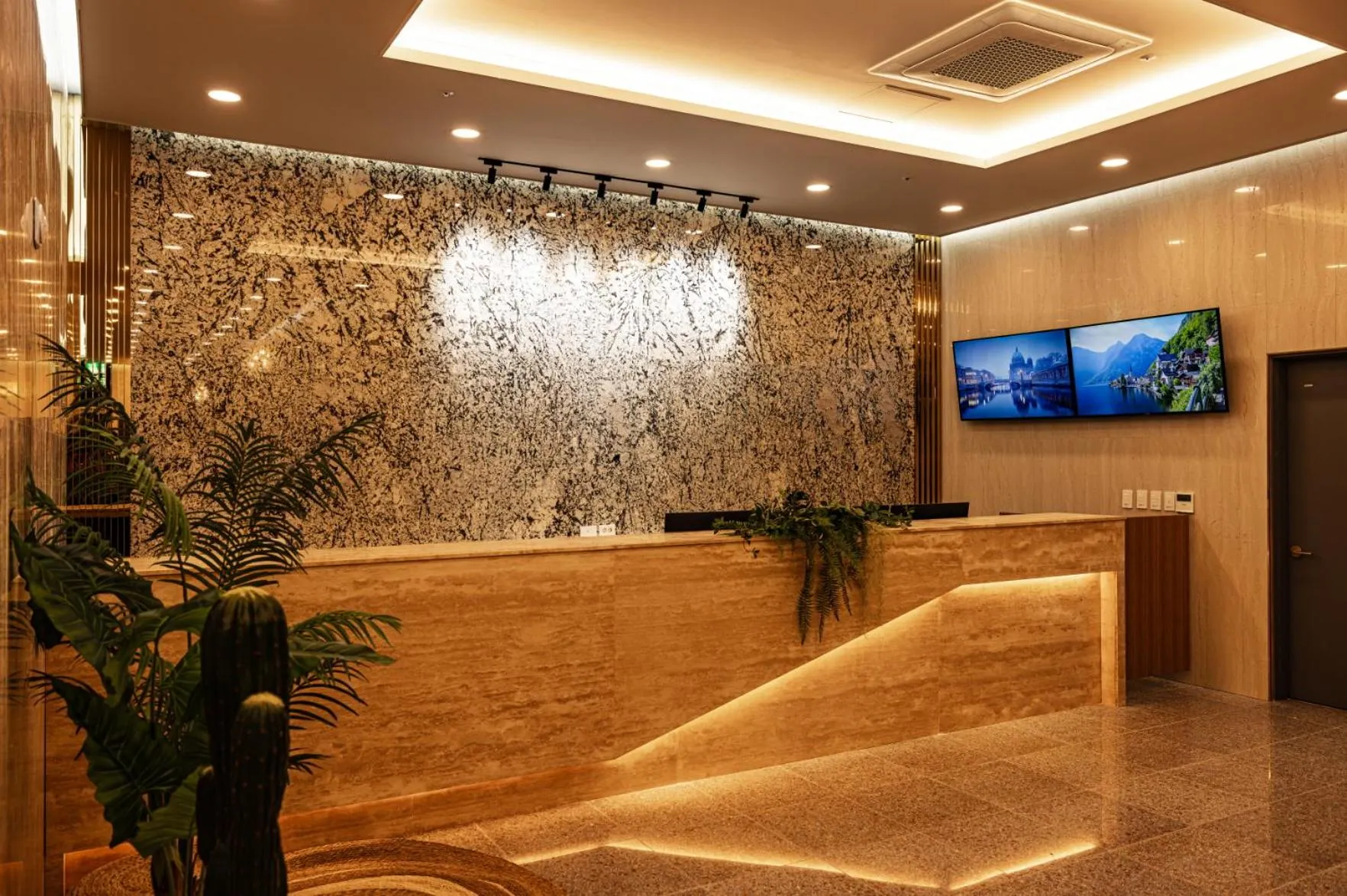 Lobby or reception in Raviens Haeundae Avenue