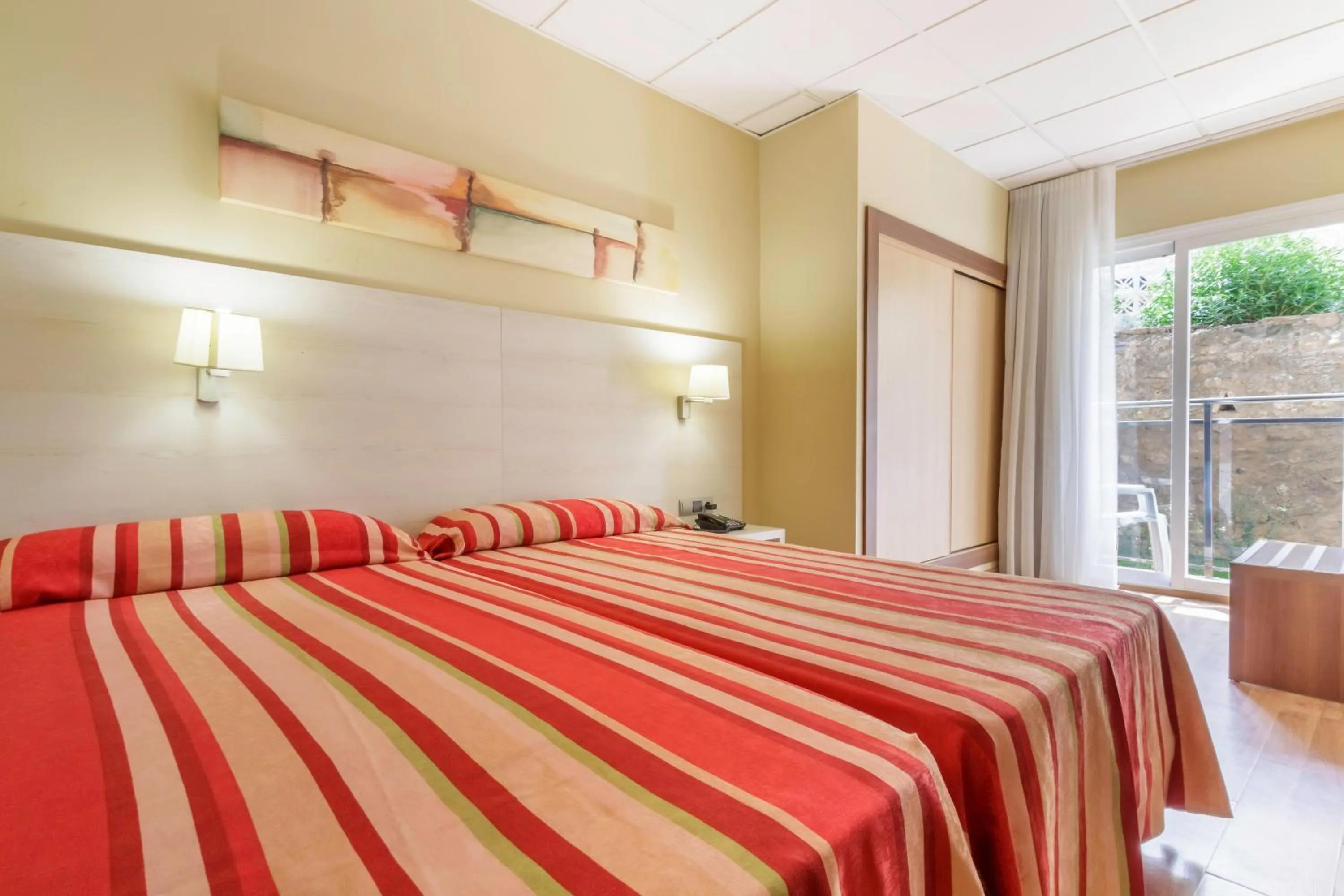 Photo of the whole room, Bed in Hotel Best Siroco