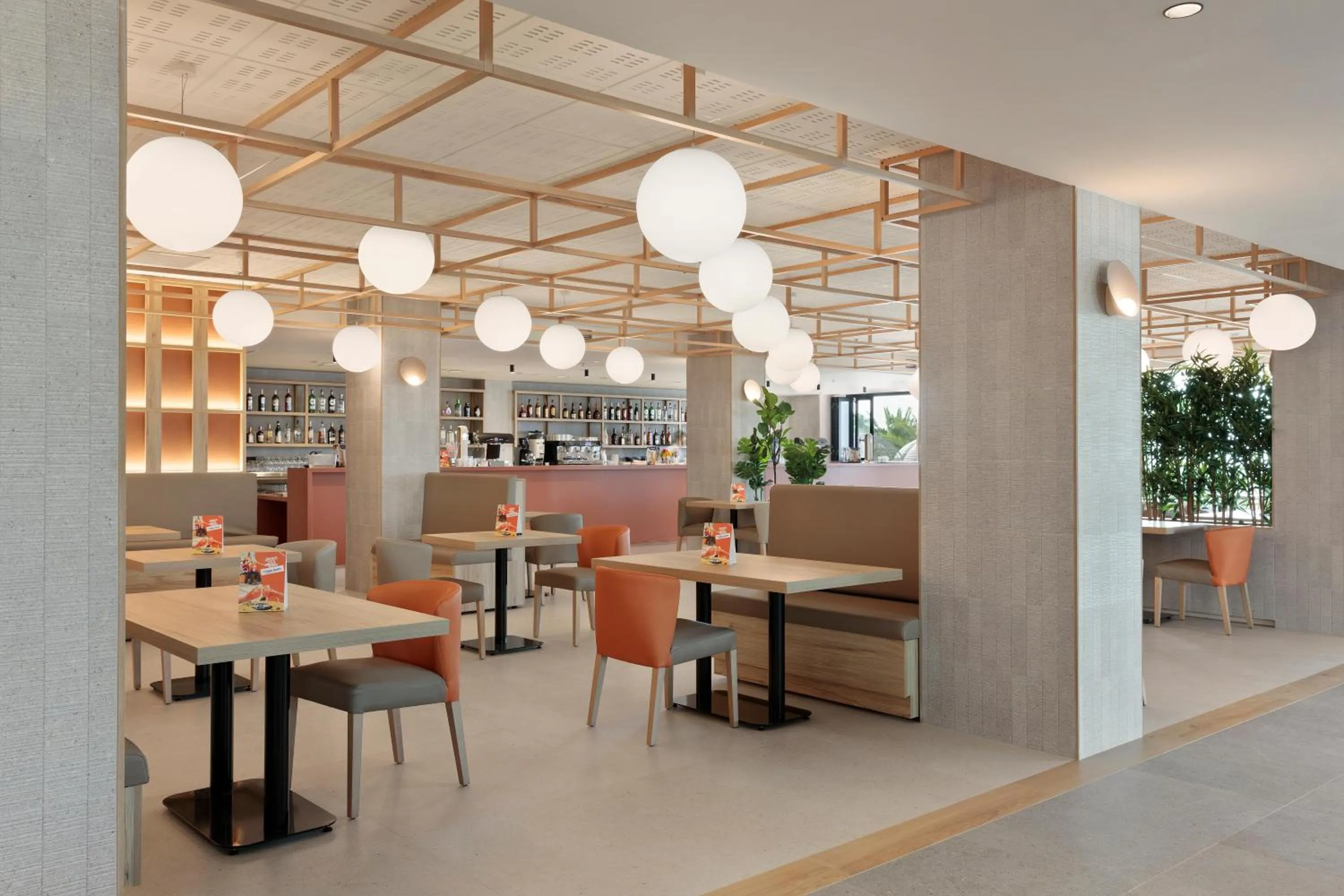 Lounge or bar in Hotel Best Triton