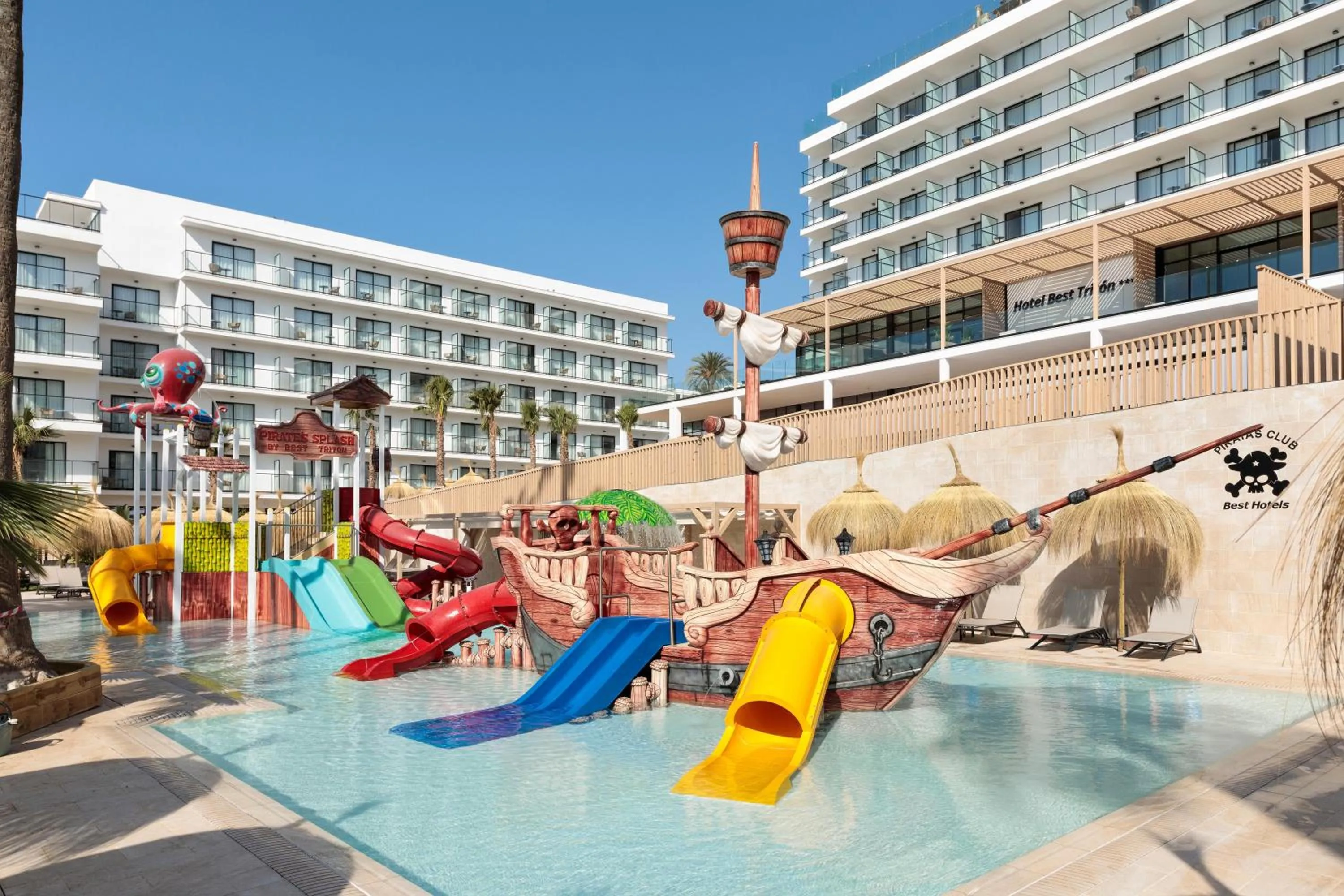 Swimming pool in Hotel Best Triton