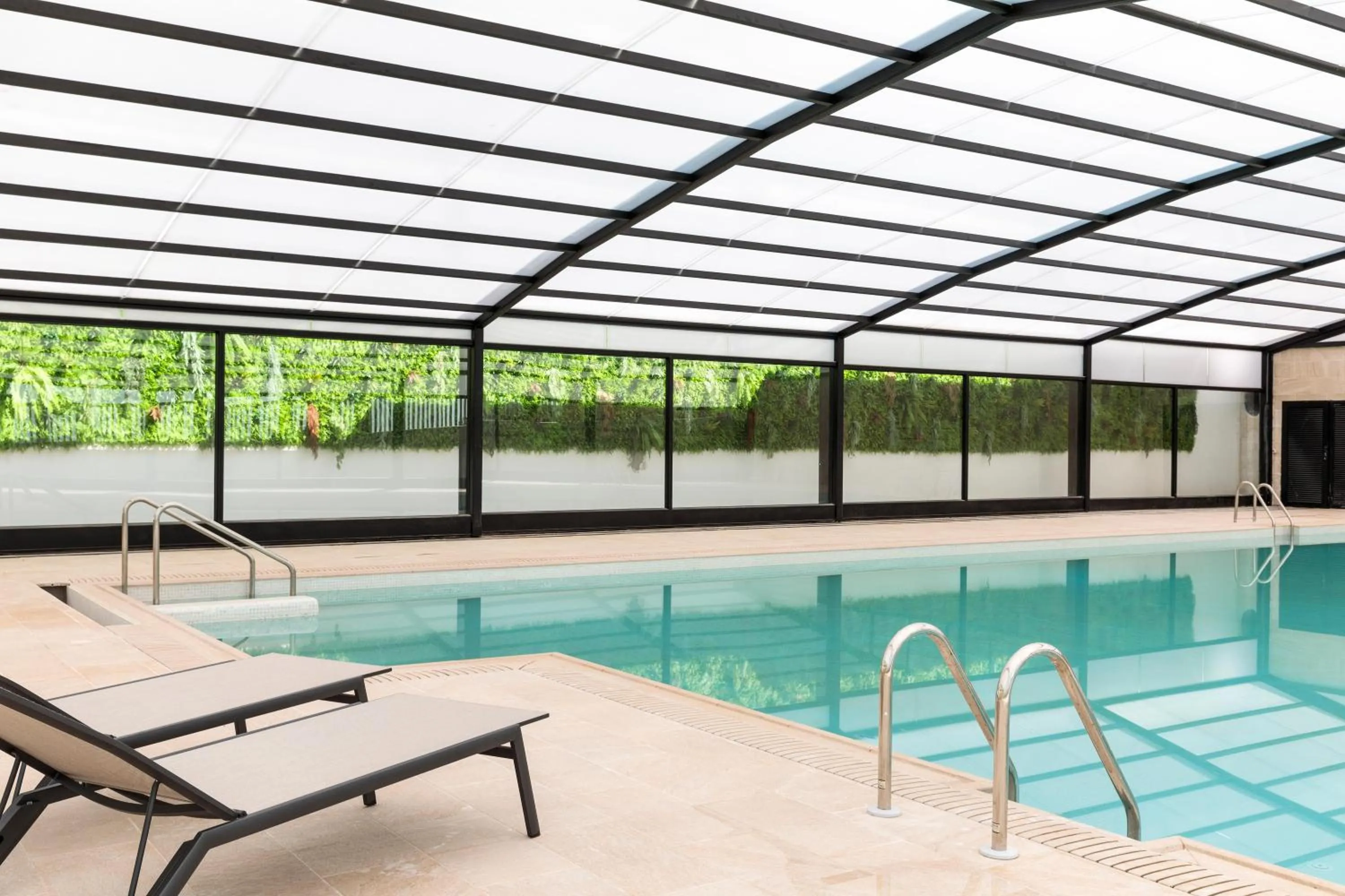 Swimming pool in Hotel Best Triton