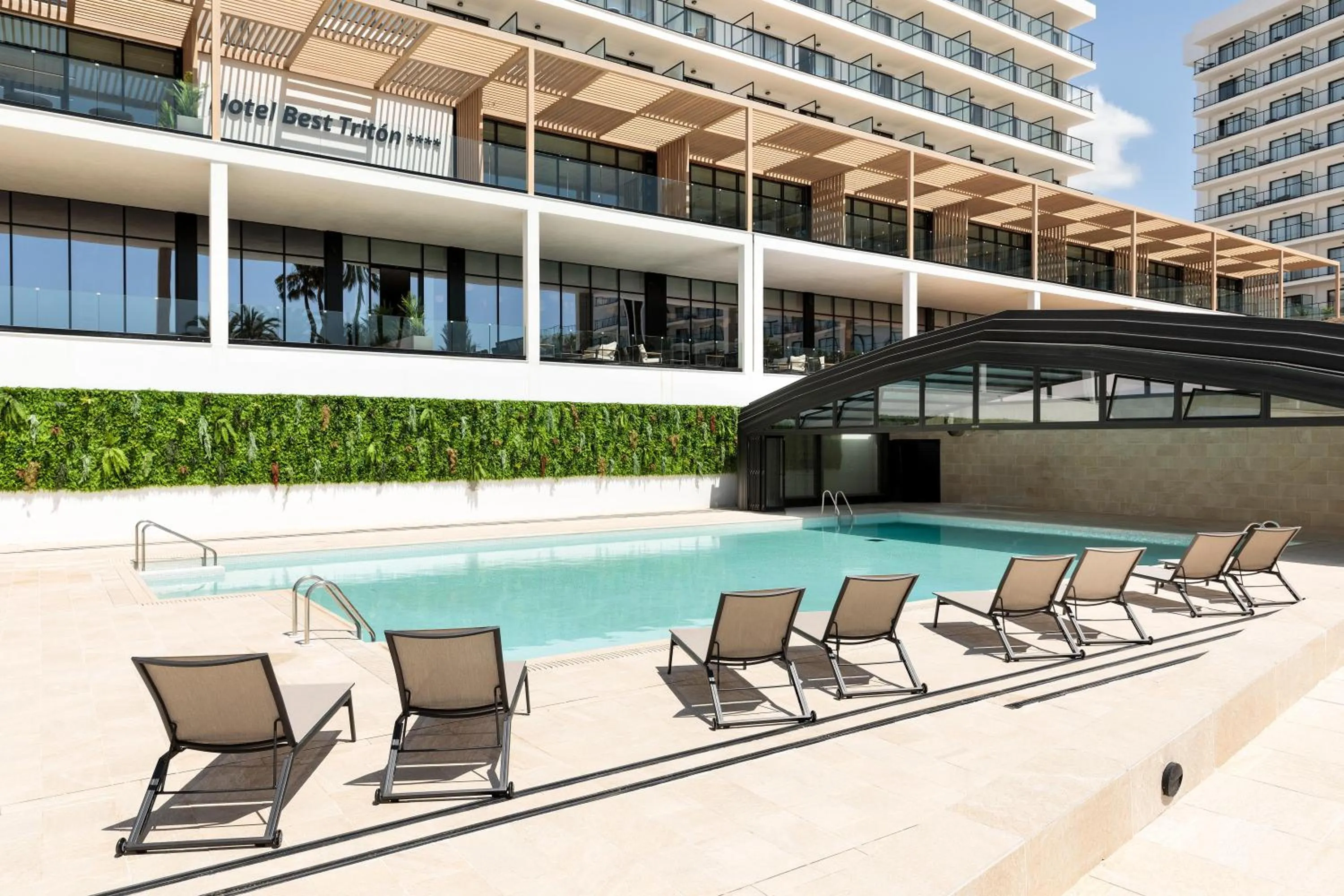 Swimming pool in Hotel Best Triton