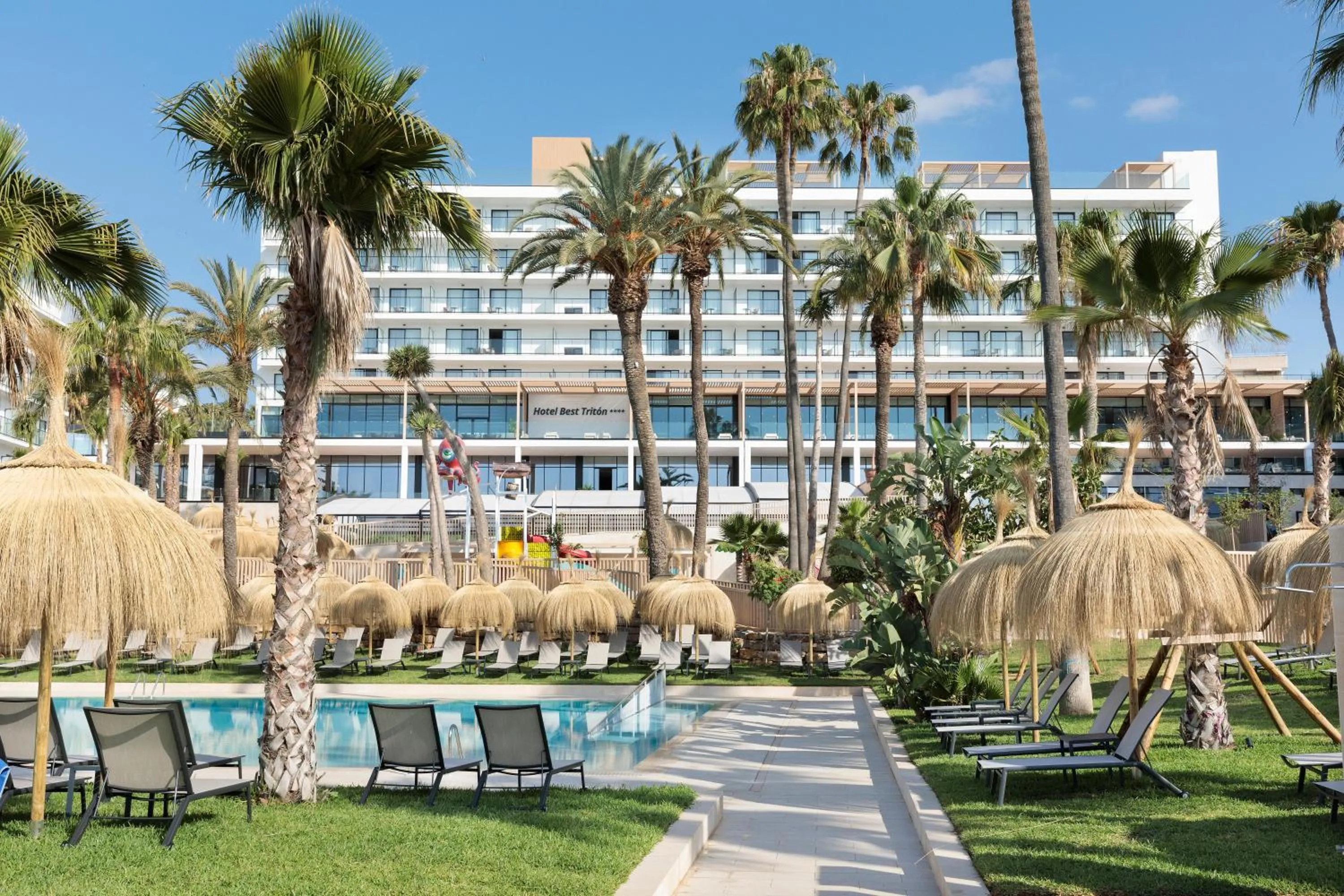 Swimming pool in Hotel Best Triton
