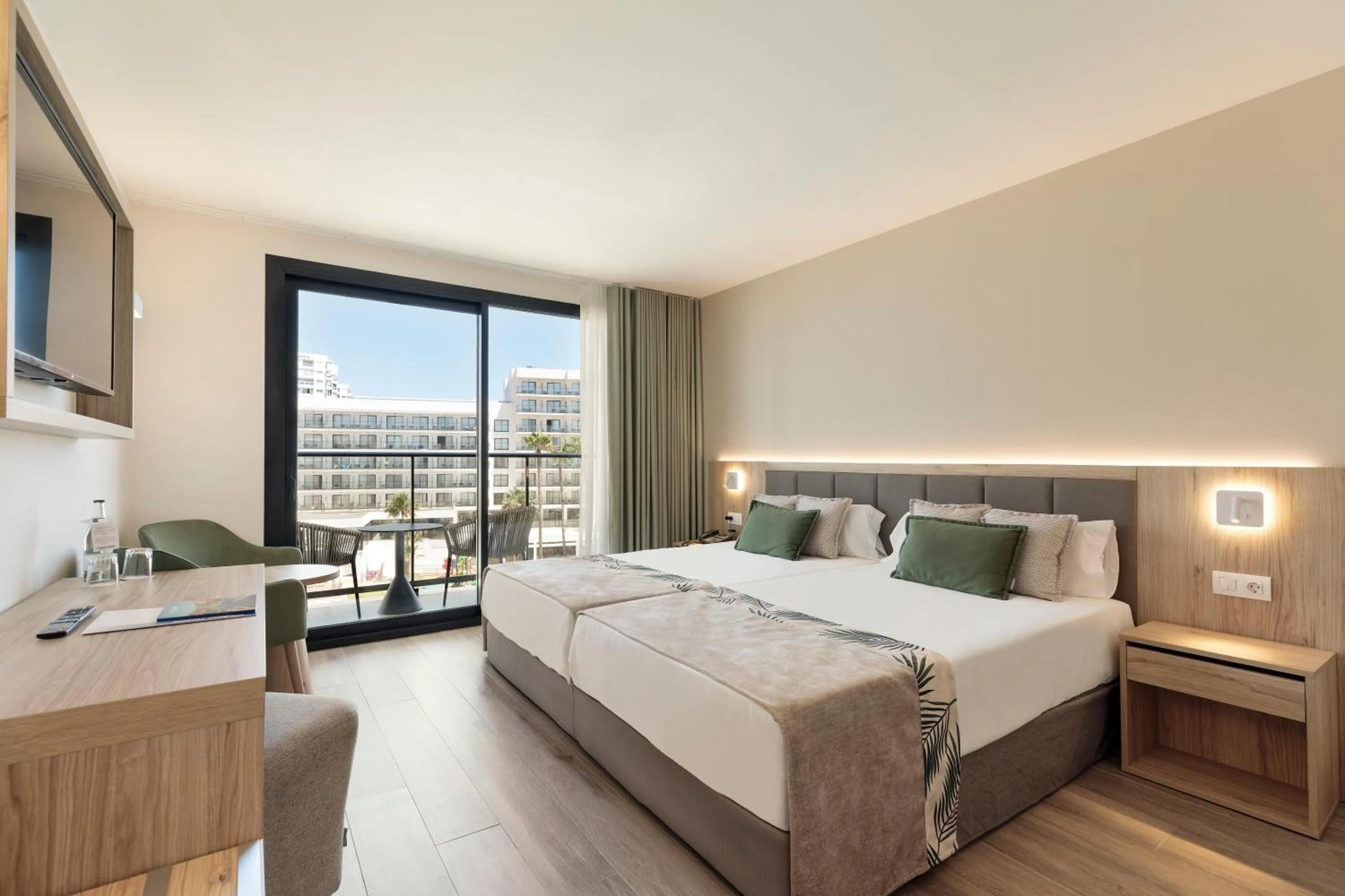 Photo of the whole room, Bed in Hotel Best Triton